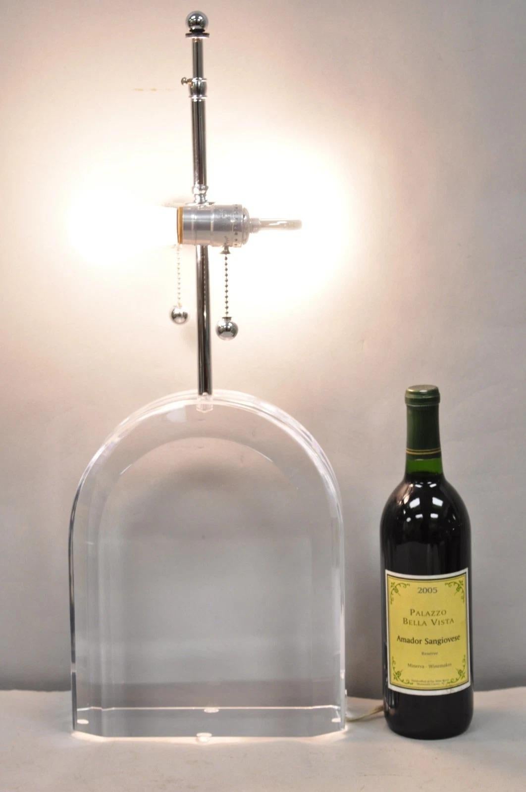 Lampada da tavolo vintage Les Prismatiques Mid Century Modern Heavy Lucite Acrylic Waterfall Arch Chrome. Circa metà del XX secolo. Misure: 24