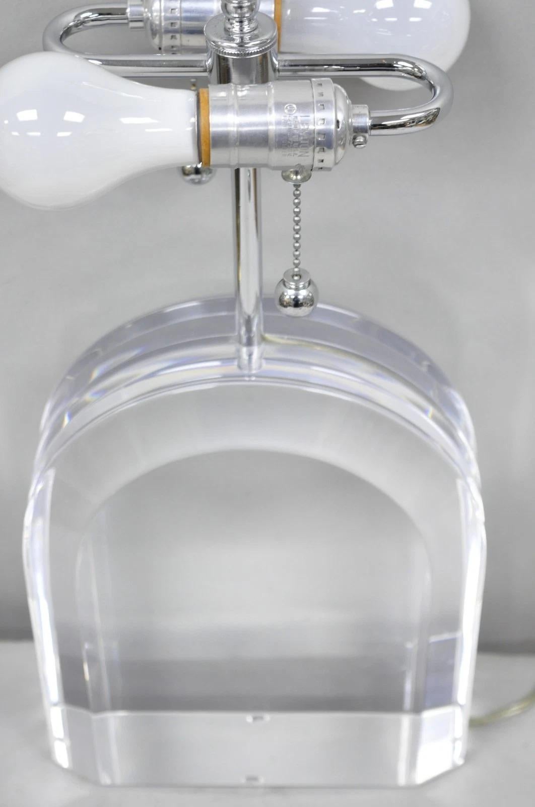 Mid-Century moderno Lampada da tavolo Les Prismatiques d'epoca con arco a cascata in lucite pesante e cromo in vendita