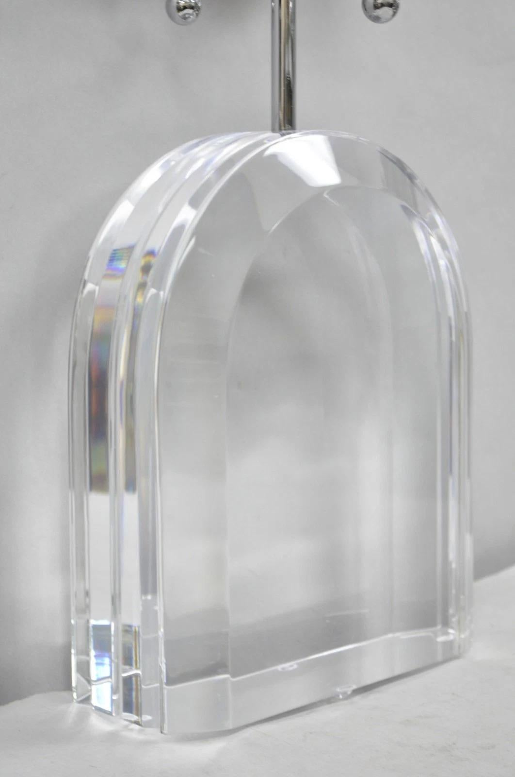 Lampada da tavolo Les Prismatiques d'epoca con arco a cascata in lucite pesante e cromo In condizioni buone in vendita a Philadelphia, PA