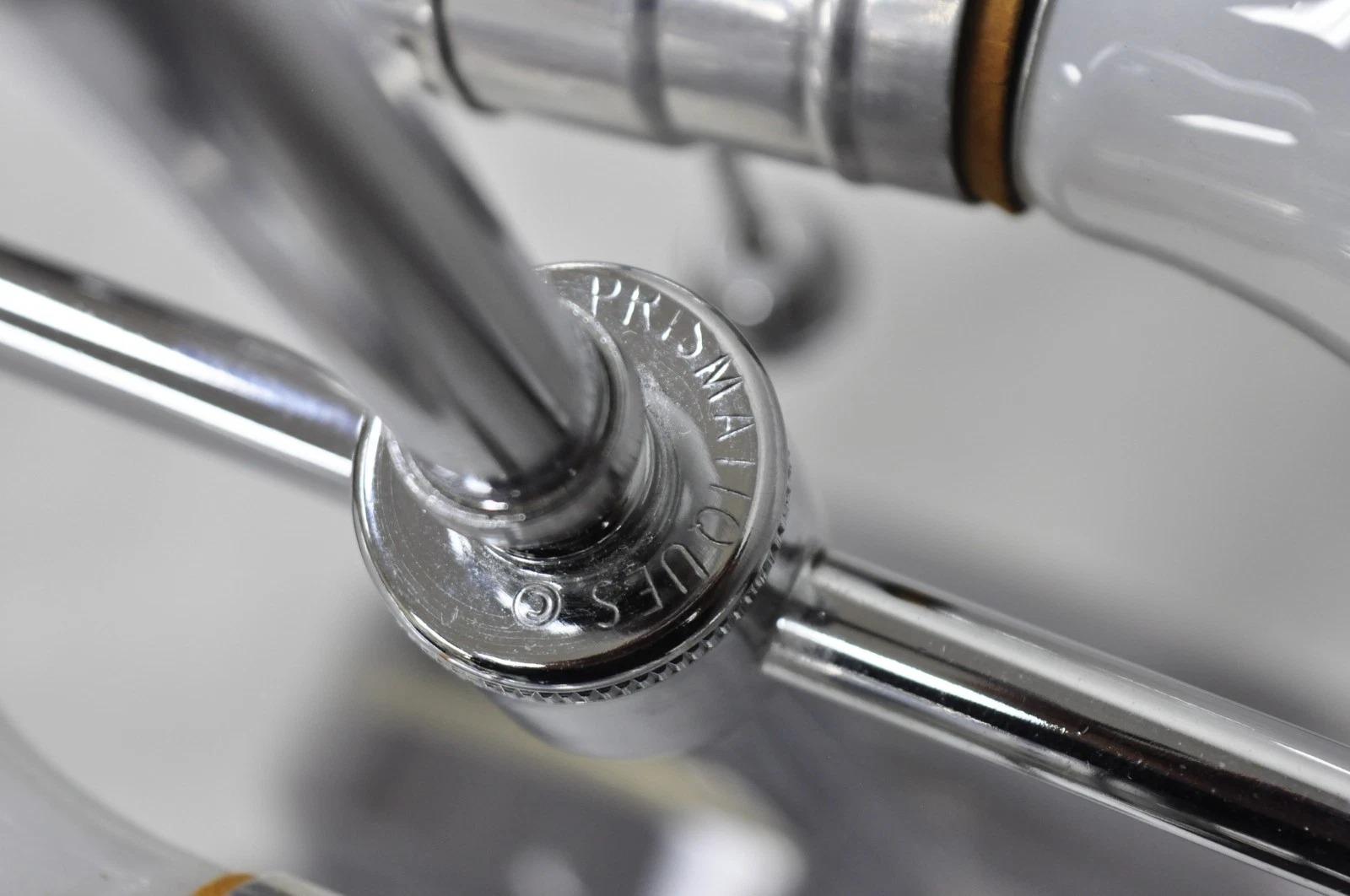 Acrilico Lampada da tavolo Les Prismatiques d'epoca con arco a cascata in lucite pesante e cromo in vendita