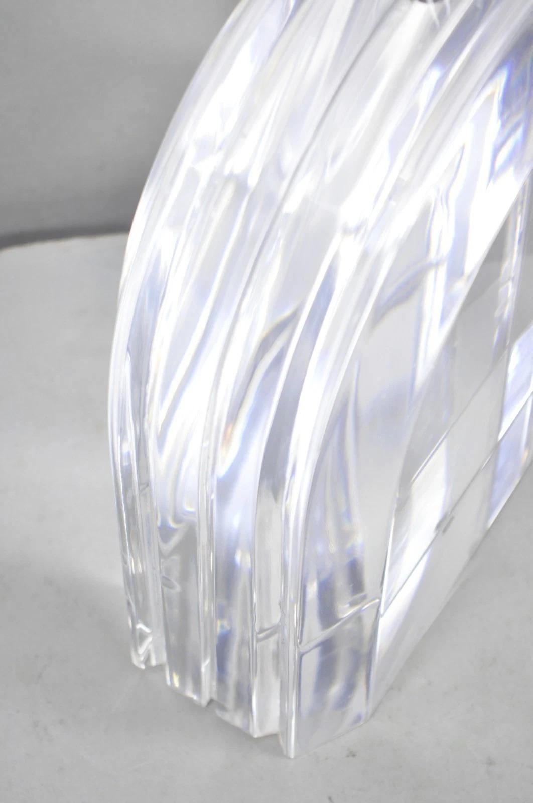 Lampada da tavolo Les Prismatiques d'epoca con arco a cascata in lucite pesante e cromo in vendita 1