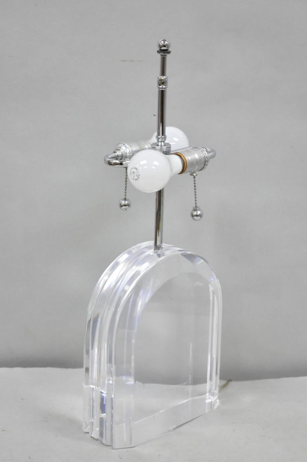 Lampada da tavolo Les Prismatiques d'epoca con arco a cascata in lucite pesante e cromo in vendita 2