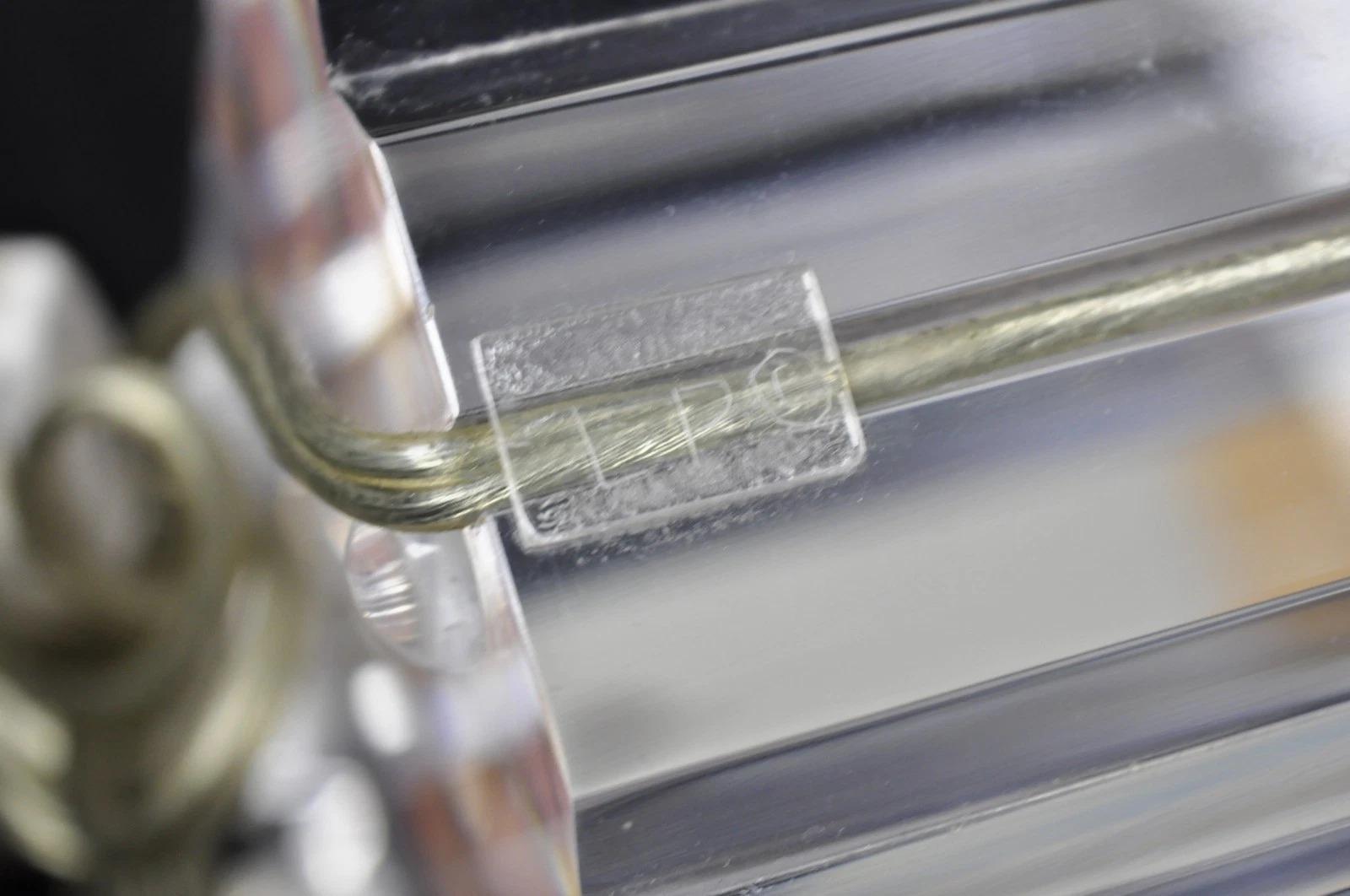 Lampada da tavolo Les Prismatiques d'epoca con arco a cascata in lucite pesante e cromo in vendita 3