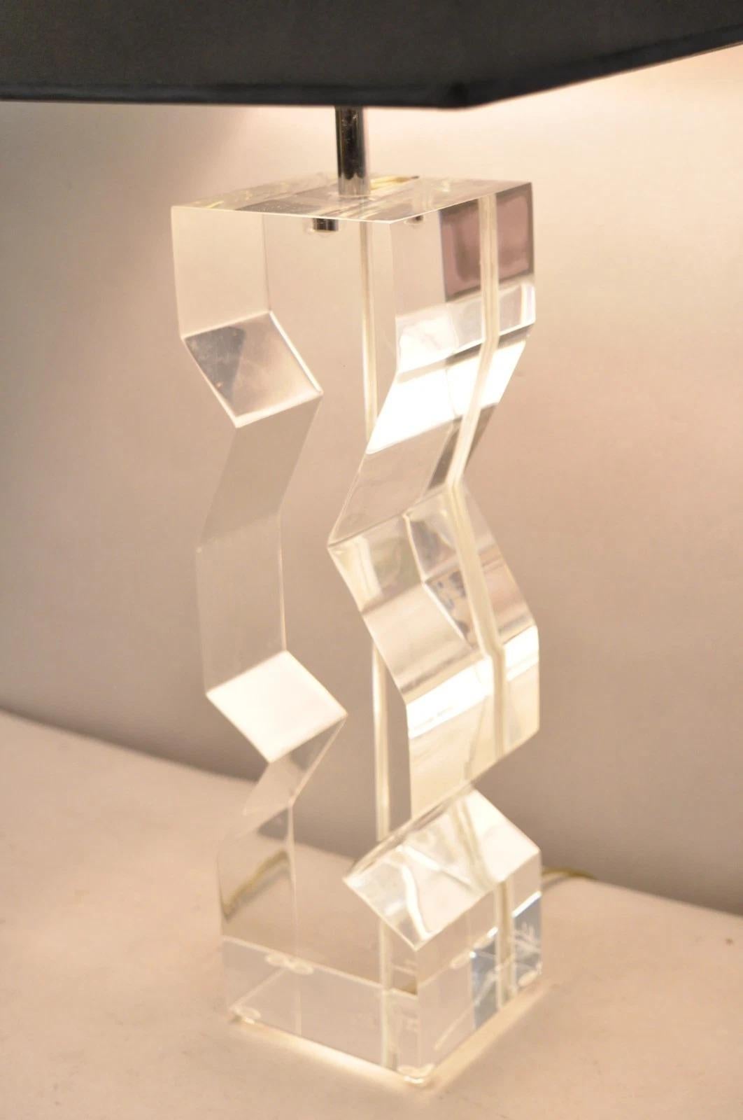 Lampada da tavolo Les Prismatiques d'epoca, firmata, in lucite, del metà del secolo scorso. in vendita 5