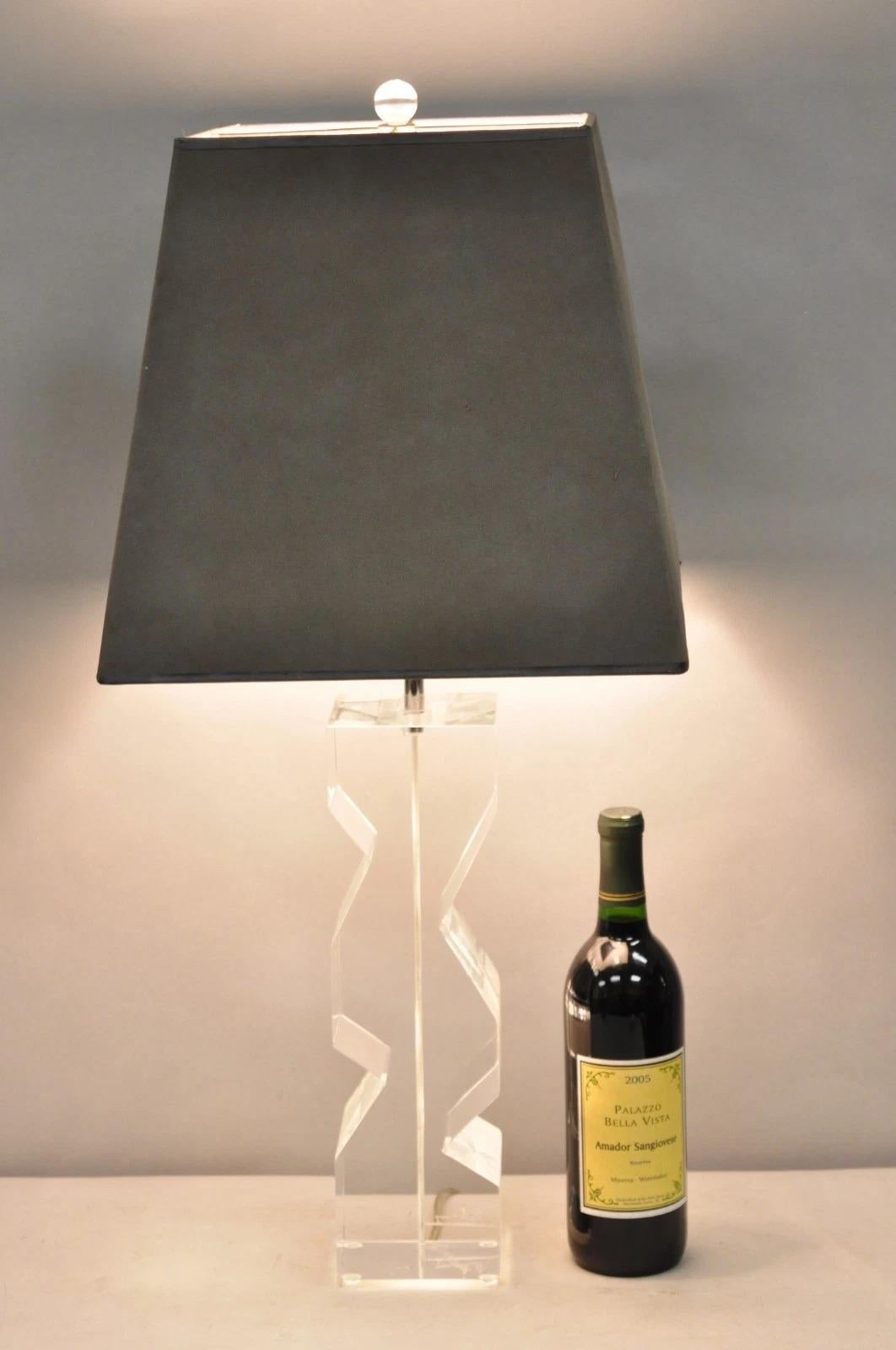 Lampada da tavolo Les Prismatiques Mid Century Modern in lucite, firmata. Circa alla fine del XX secolo. Misure: 29