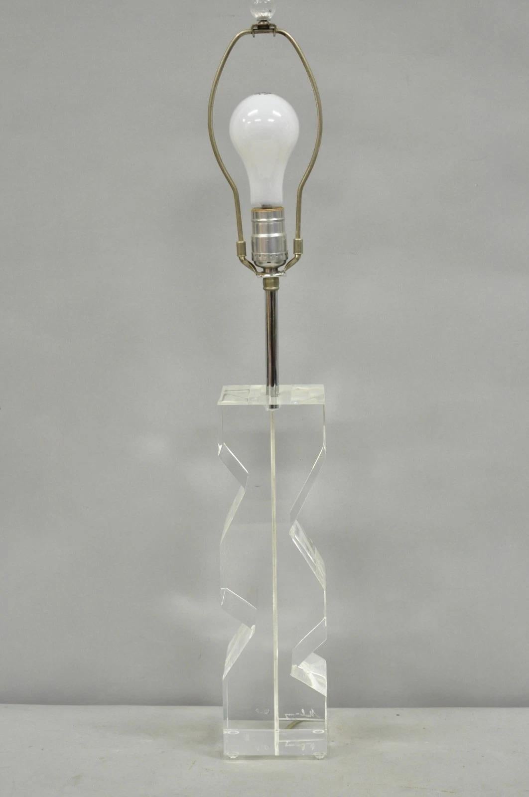 Mid-Century moderno Lampada da tavolo Les Prismatiques d'epoca, firmata, in lucite, del metà del secolo scorso. in vendita