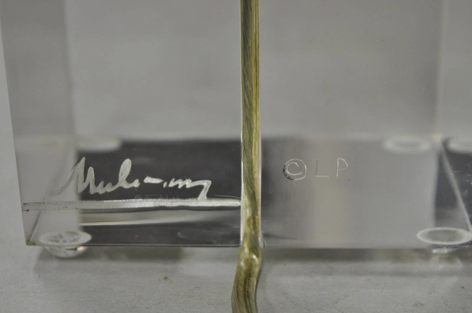 XX secolo Lampada da tavolo Les Prismatiques d'epoca, firmata, in lucite, del metà del secolo scorso. in vendita