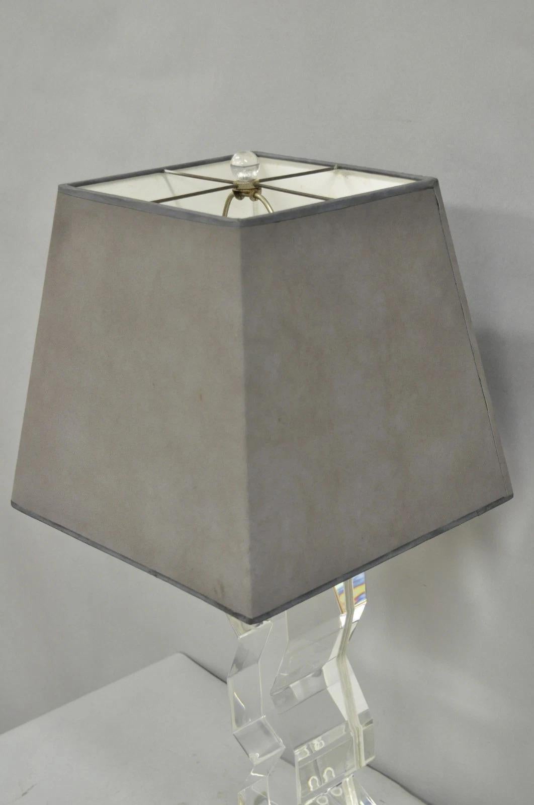 Lucite Lampada da tavolo Les Prismatiques d'epoca, firmata, in lucite, del metà del secolo scorso. in vendita