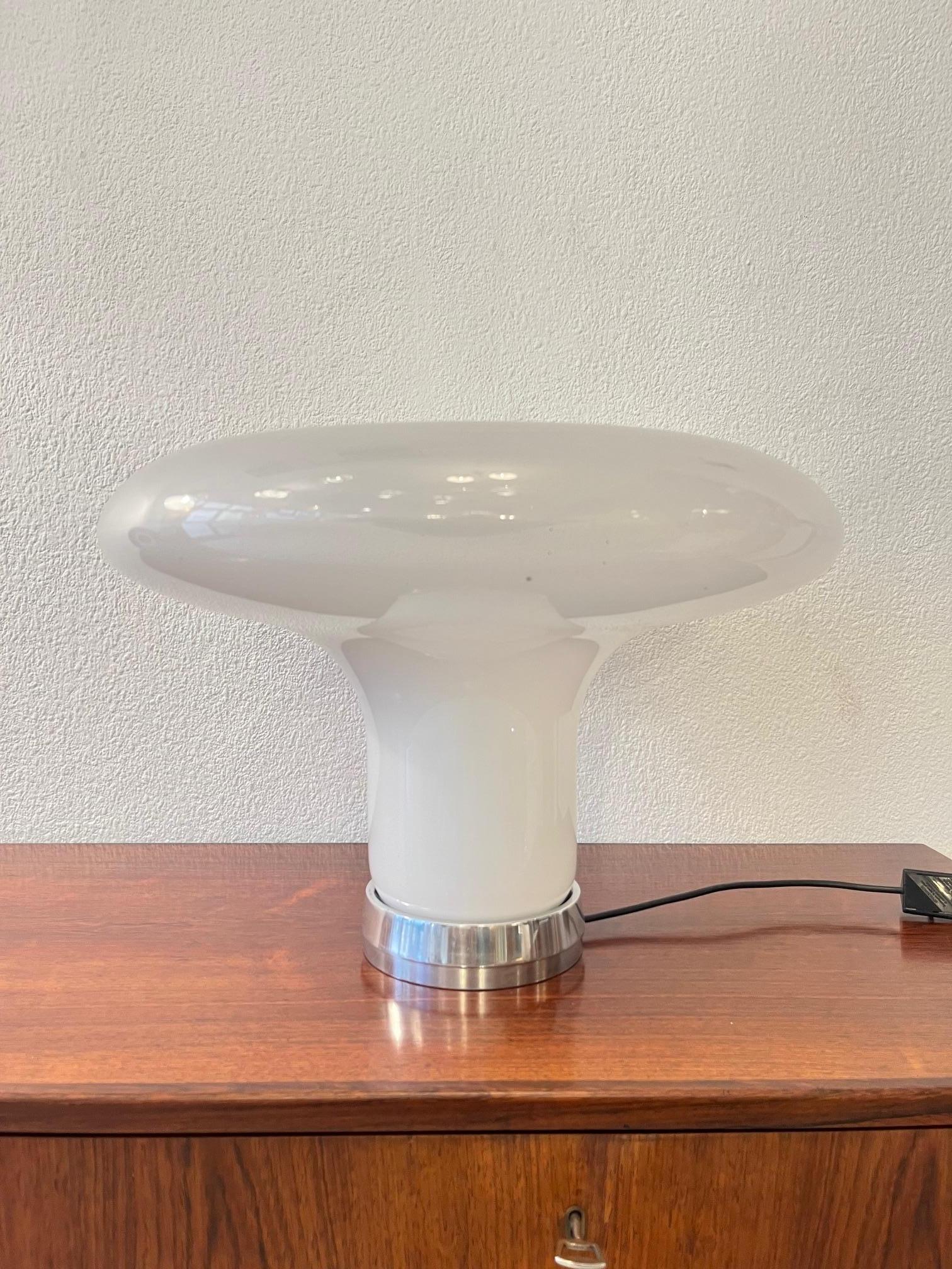 Iconica lampada da tavolo Lesbo in vetro e acciaio di Angelo Mangiarotti prodotta da Artemide in Italia nel 1968 ca.
Questa è un'edizione degli anni '90
Ottime condizioni con regolatore di intensità.
