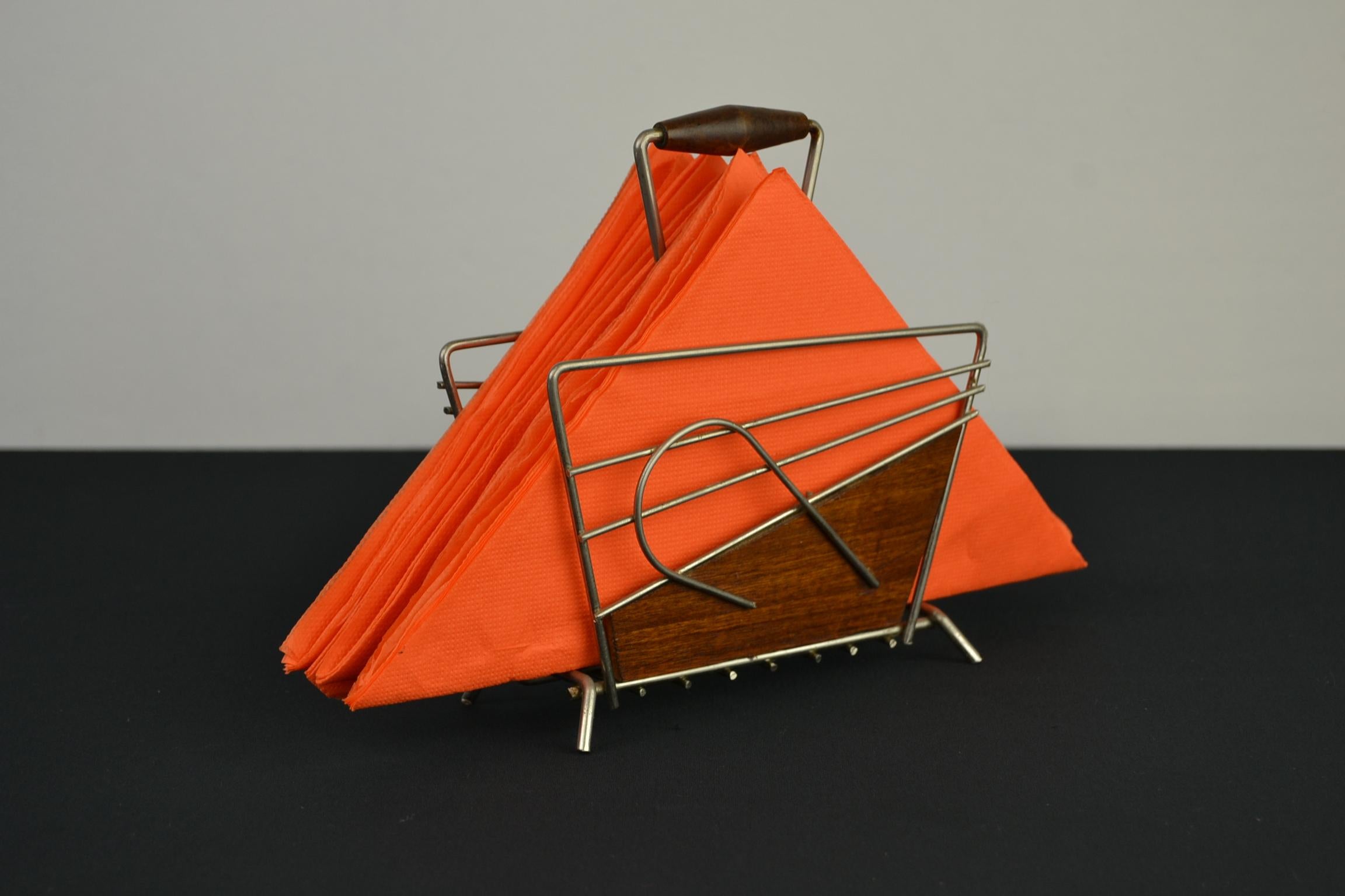 Vintage letter holder in the shape of a miniature magazine rack.
This envelope holder can also be used as a napkin holder.
A miniature rack with handle made of metal and wood.
This cute metal rack can be used to fill or is also beautiful to