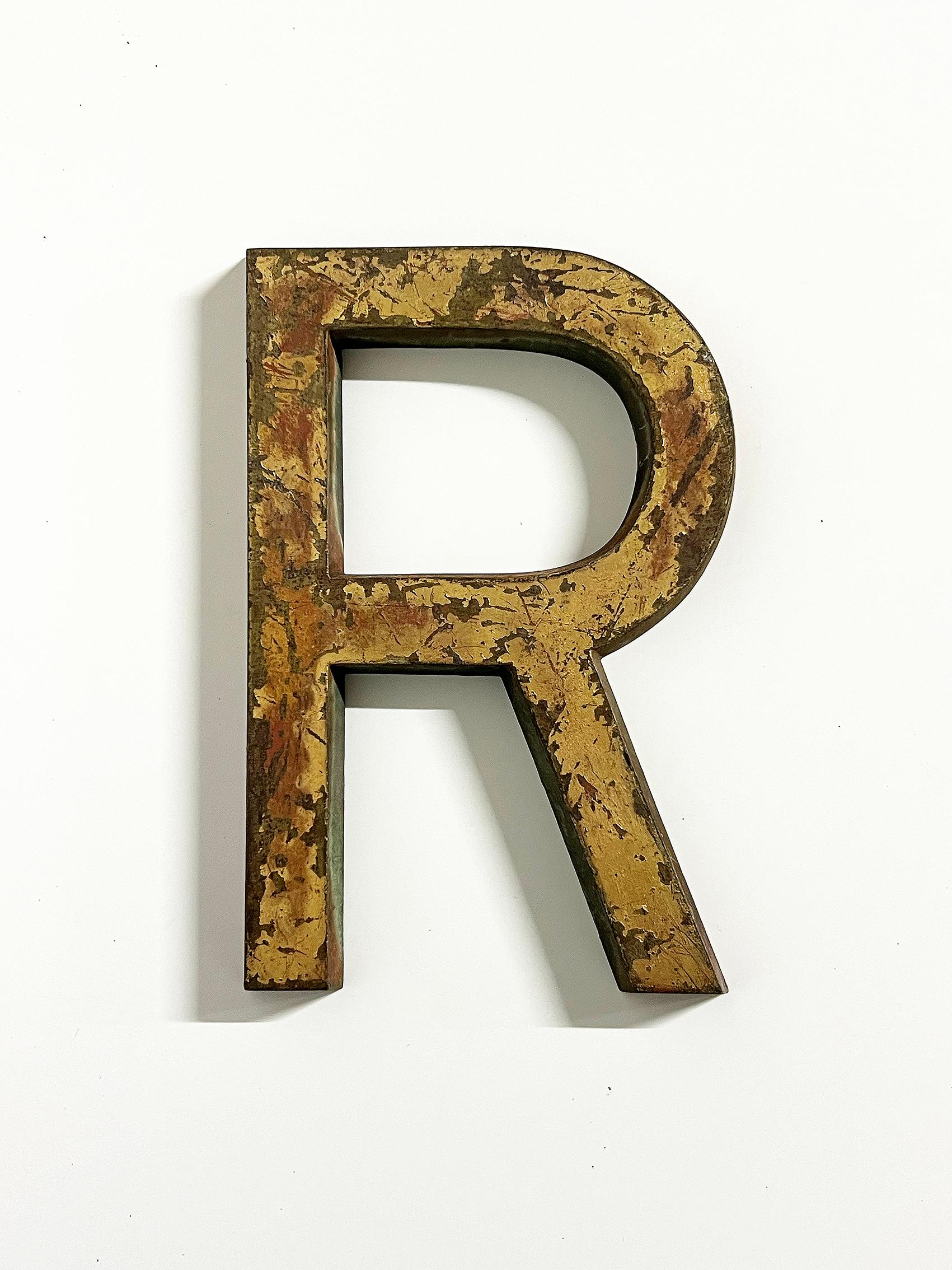Vintage letter R in solid brass, covered with old paint (red & gold), Sweden ca 1940's.
Wear and patina consistent with age and use. Paint loss as seen on the pictures.

