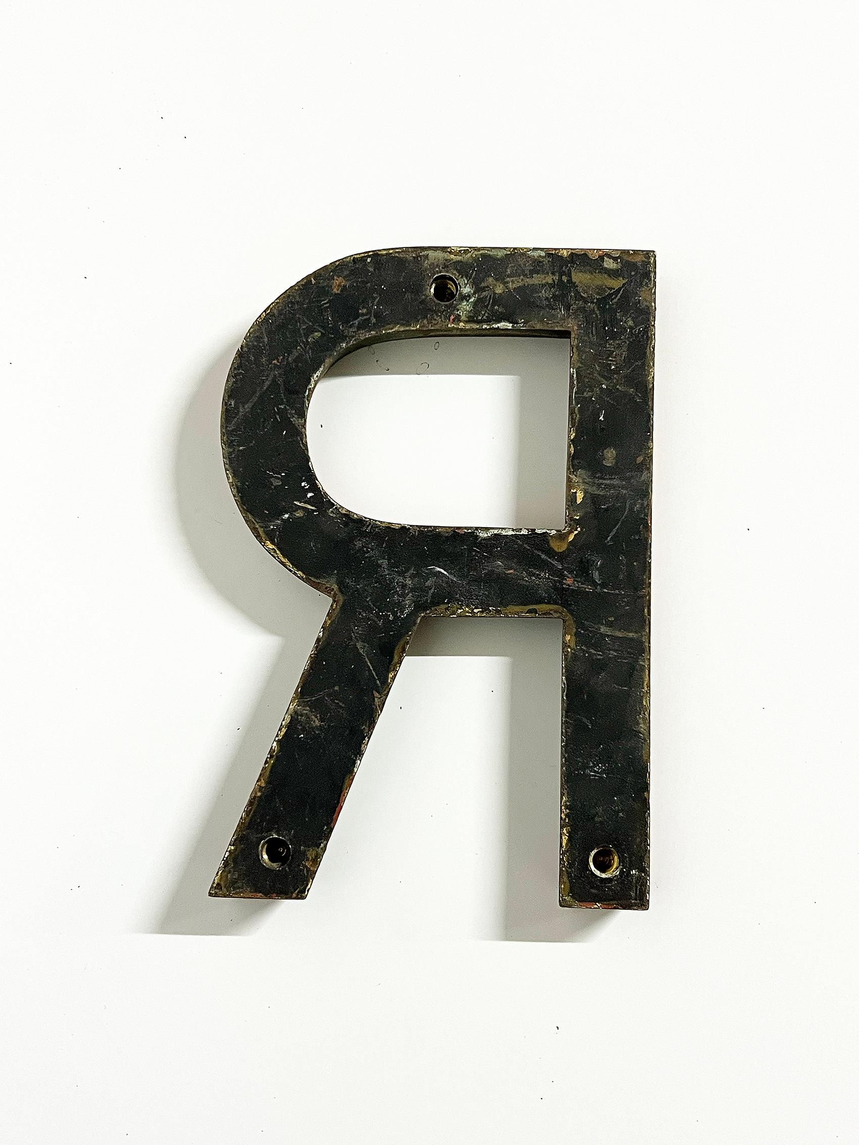 Scandinavian Modern Vintage Letter R in Solid Brass, Sweden ca 1940's For Sale