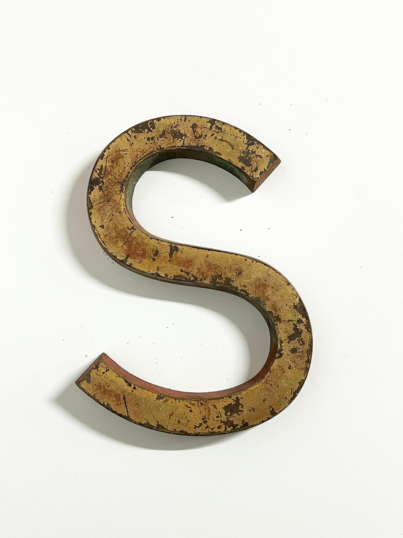 Vintage letter S in solid brass, covered with old paint (red & gold), Sweden ca 1940's.
Wear and patina consistent with age and use. Paint loss as seen on the pictures.

