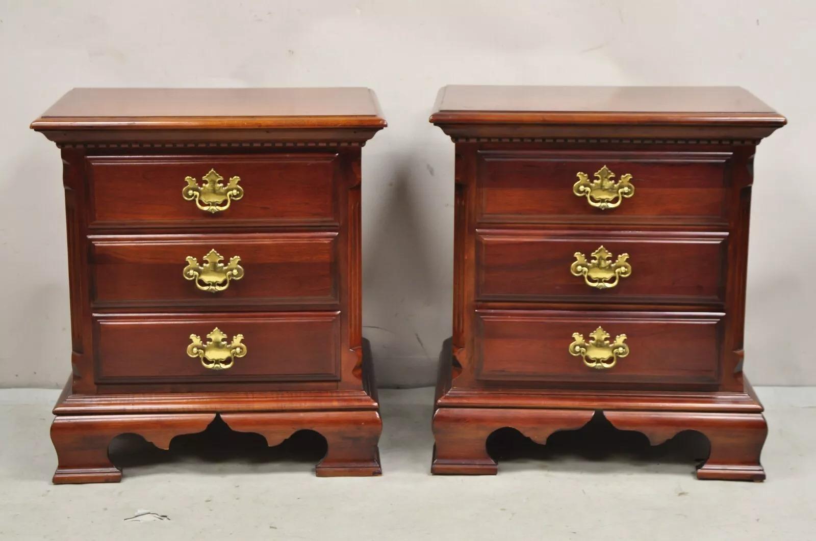 Vintage Lexington Chippendale Stil Kirsche Holz Nachttische Kommode (Modell 490-621) - ein Paar. CIRCA Spätes 20. Jahrhundert. Abmessungen: 26