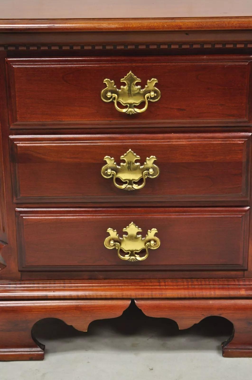 Vintage Lexington Chippendale-Nachttische aus Kirschbaumholz im Vintage-Stil, ein Paar im Zustand „Gut“ in Philadelphia, PA