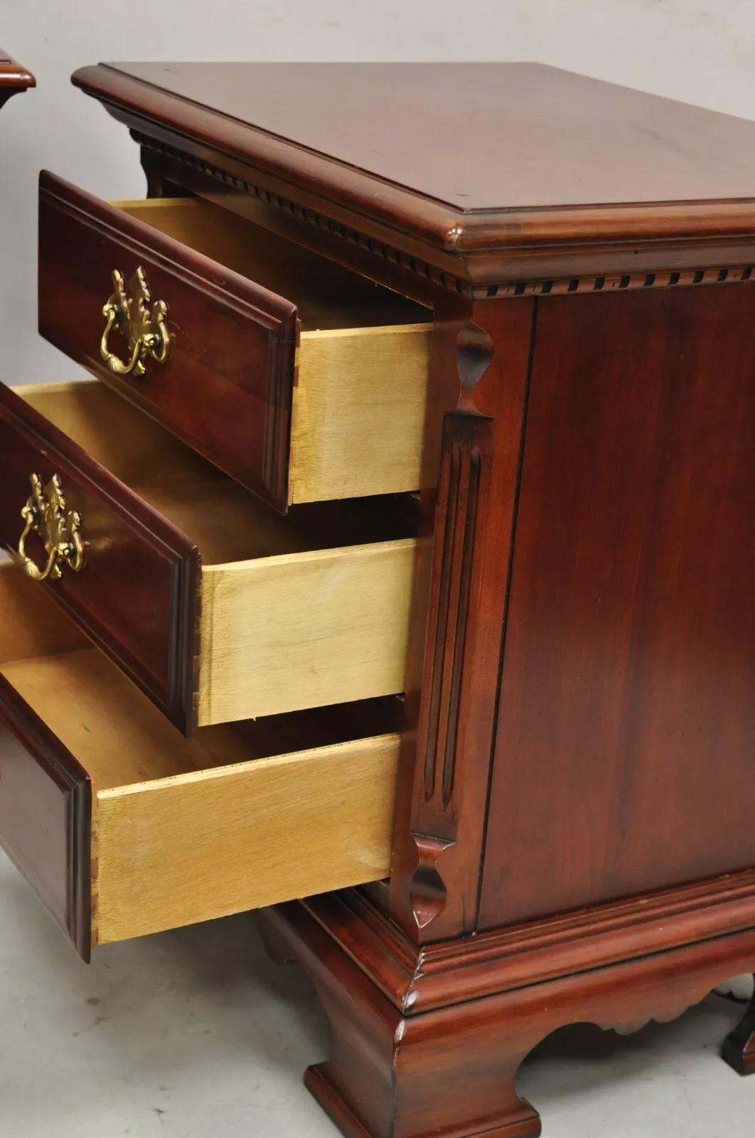 Vintage Lexington Chippendale-Nachttische aus Kirschbaumholz im Vintage-Stil, ein Paar (20. Jahrhundert)