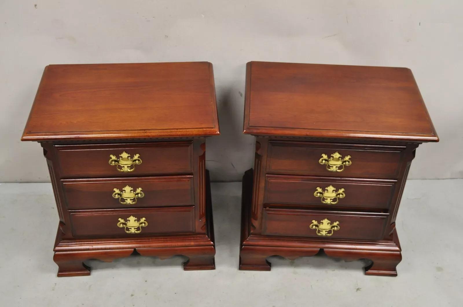 Vintage Lexington Chippendale-Nachttische aus Kirschbaumholz im Vintage-Stil, ein Paar (Kirsche)