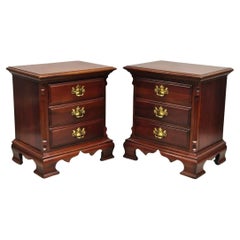 Paire de tables de nuit vintage de style Lexington Chippendale en cerisier