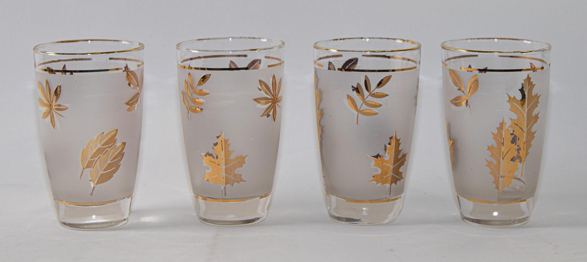 Vintage Mid-Century Modern libbey frosted & golden foliage cocktail glasses, set of 4.
Élégants verres givrés vintage Libbey Golden Foliage avec un motif de feuilles dans une finition dorée. L'ensemble comprend 4 verres highball.
Verres vintage
