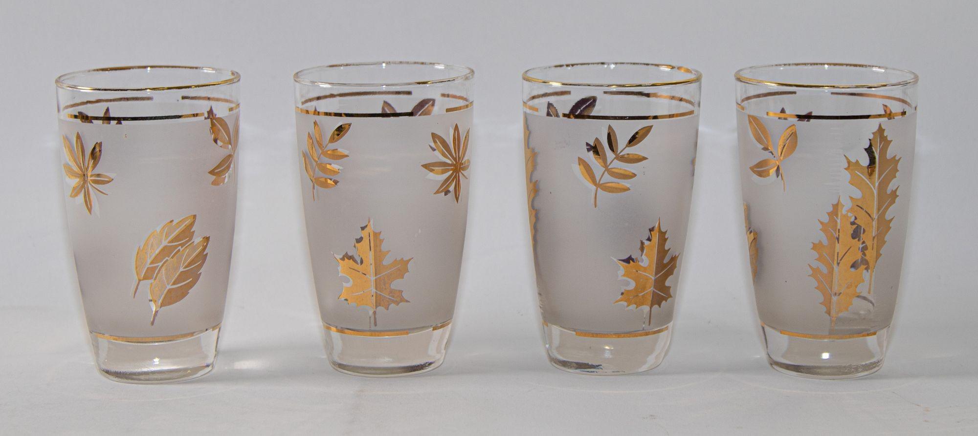 Bicchieri da cocktail Vintage Mid-Century Modern libbey smerigliati e con fogliame dorato, set di 4 bicchieri.
Eleganti bicchieri smerigliati vintage Libbey Golden Foliage con motivo a foglie in finitura oro. Il set comprende 4 bicchieri