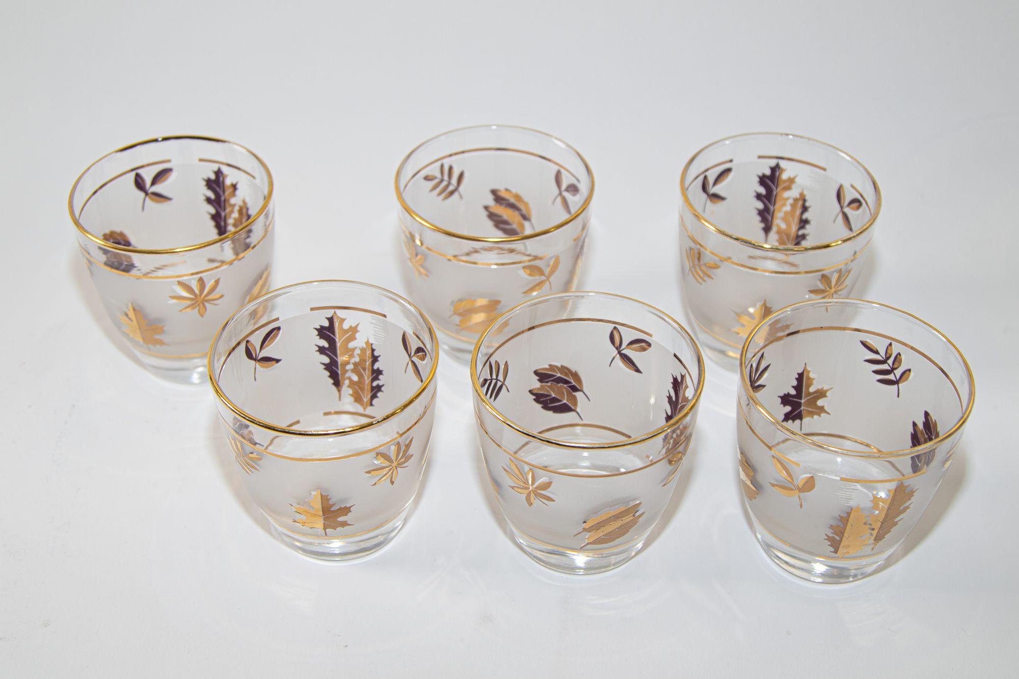 Vintage MCM Libbey Frosted & Golden Foliage Cocktail Glasses, Set of 6.
Elegant vintage Libbey Golden Foliage barware frosted glasses with leaves pattern in a gold finish.
Set includes 6 lowball glasses.
Hollywood Regency style Mid-Century Modern