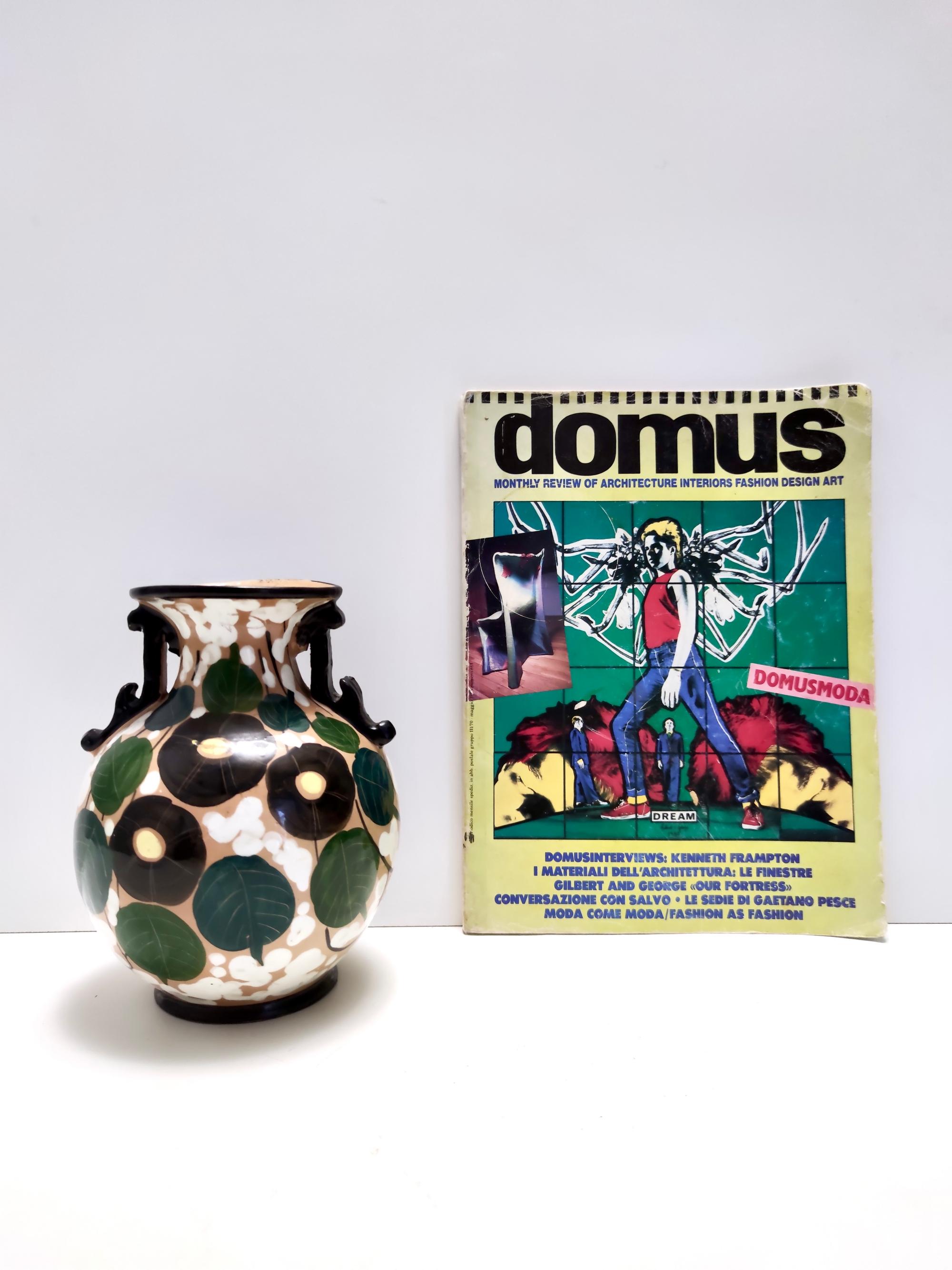 Realizzato in Italia, anni '20. 
È realizzato in ceramica artigianale, dipinta a mano. 
Si tratta di un pezzo vintage, quindi potrebbe presentare lievi tracce d'uso, ma può essere considerato in ottime condizioni originali.

Diametro: 15 cm