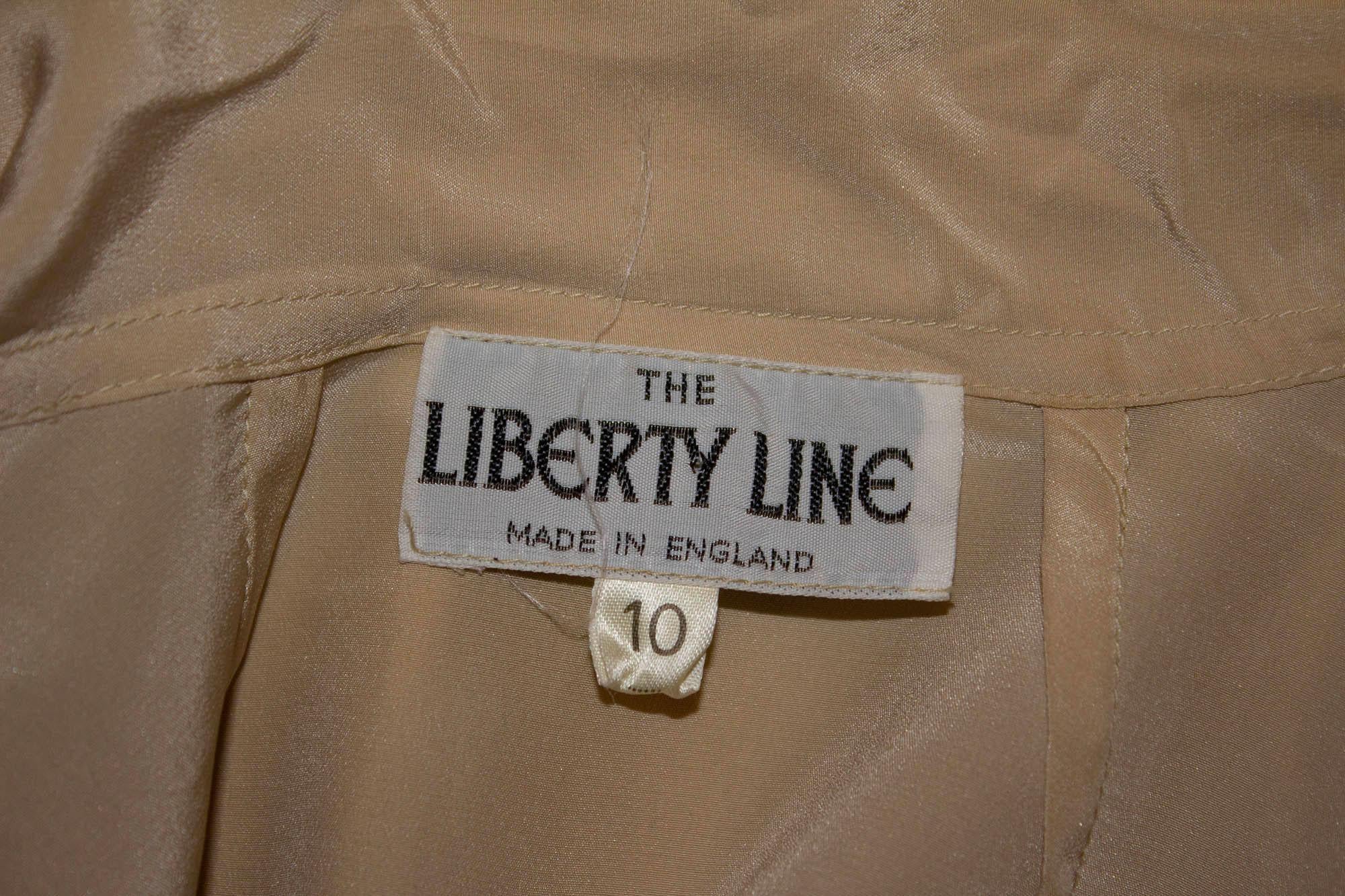 Un chemisier en soie vintage super doux de Liberty of London. Le chemisier est doté d'une cravate, de poignets boutonnés et d'une ouverture à boutons sur le devant. Mesures : Poitrine 36'', longueur 22''