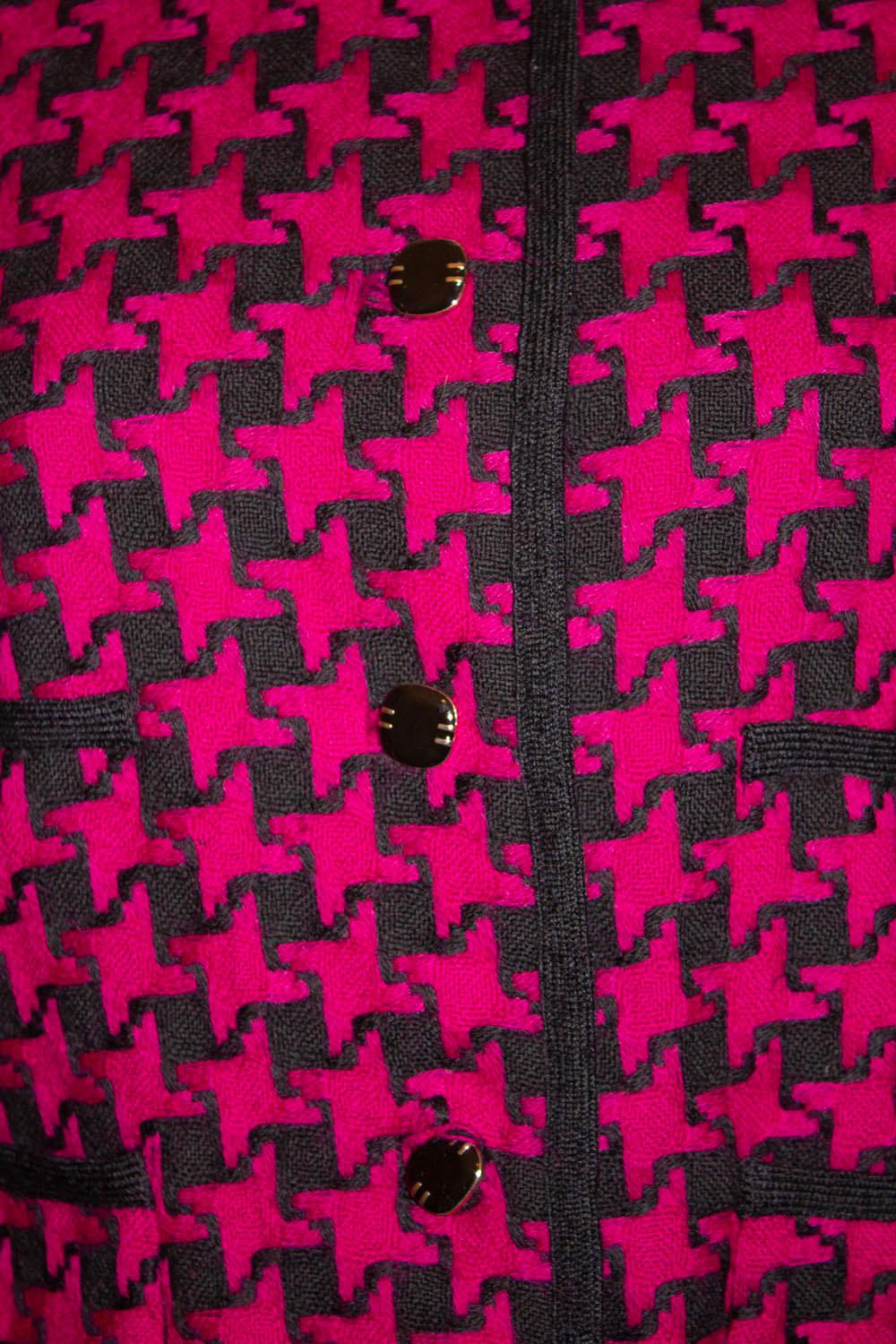  Un tailleur jupe vintage amusant  par Liberty of London, parfait pour le printemps/été.  La veste est de style Chanel avec une encolure ronde et deux poches sur le devant. Le tissu est, comme on peut s'y attendre, superbe.
Mesures : Veste Buste