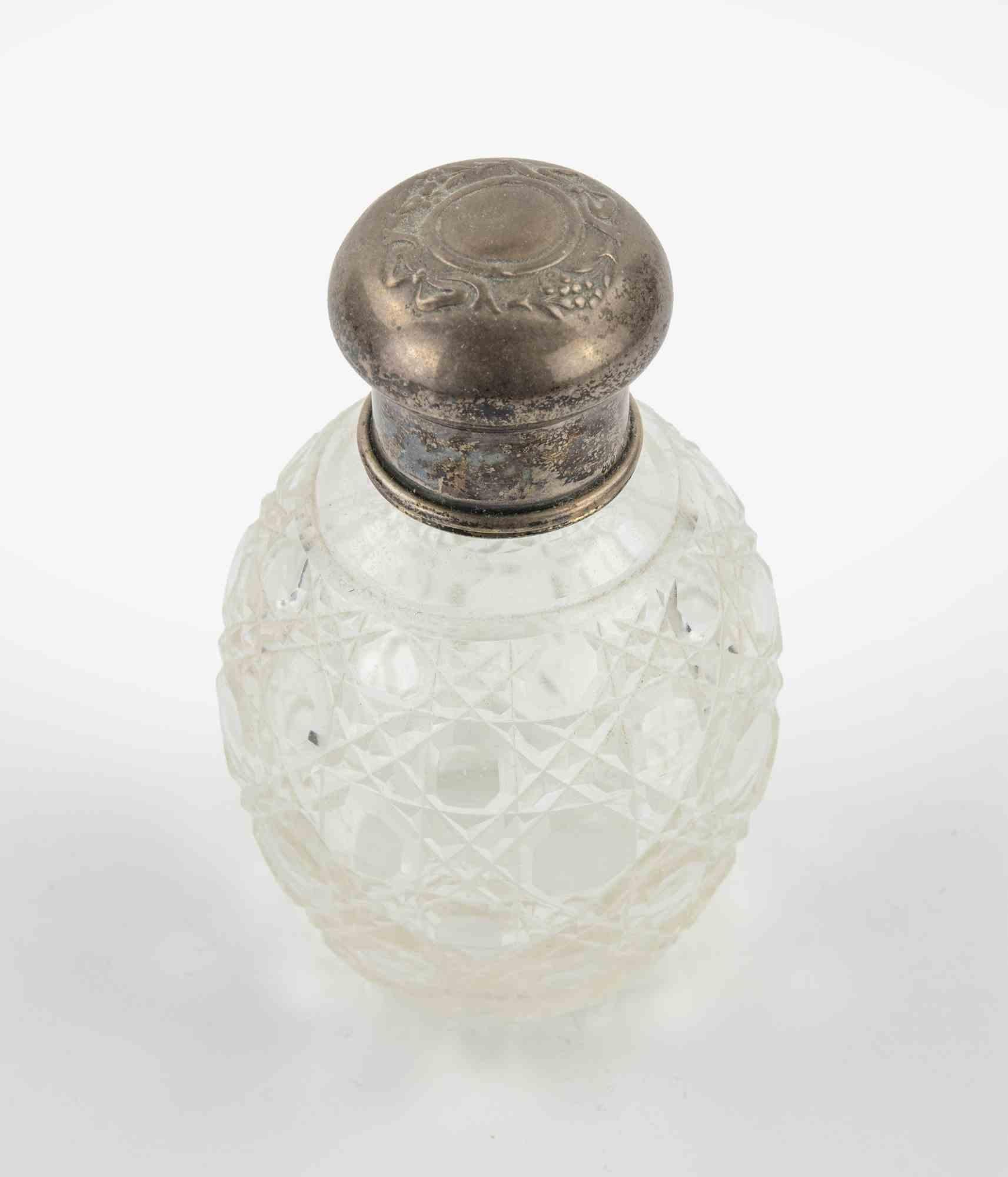 Bottiglia di profumo Liberty d'epoca, vetro artistico e tappo in argento 800.

Condizioni molto buone, con qualche lieve ossidazione del CAP.