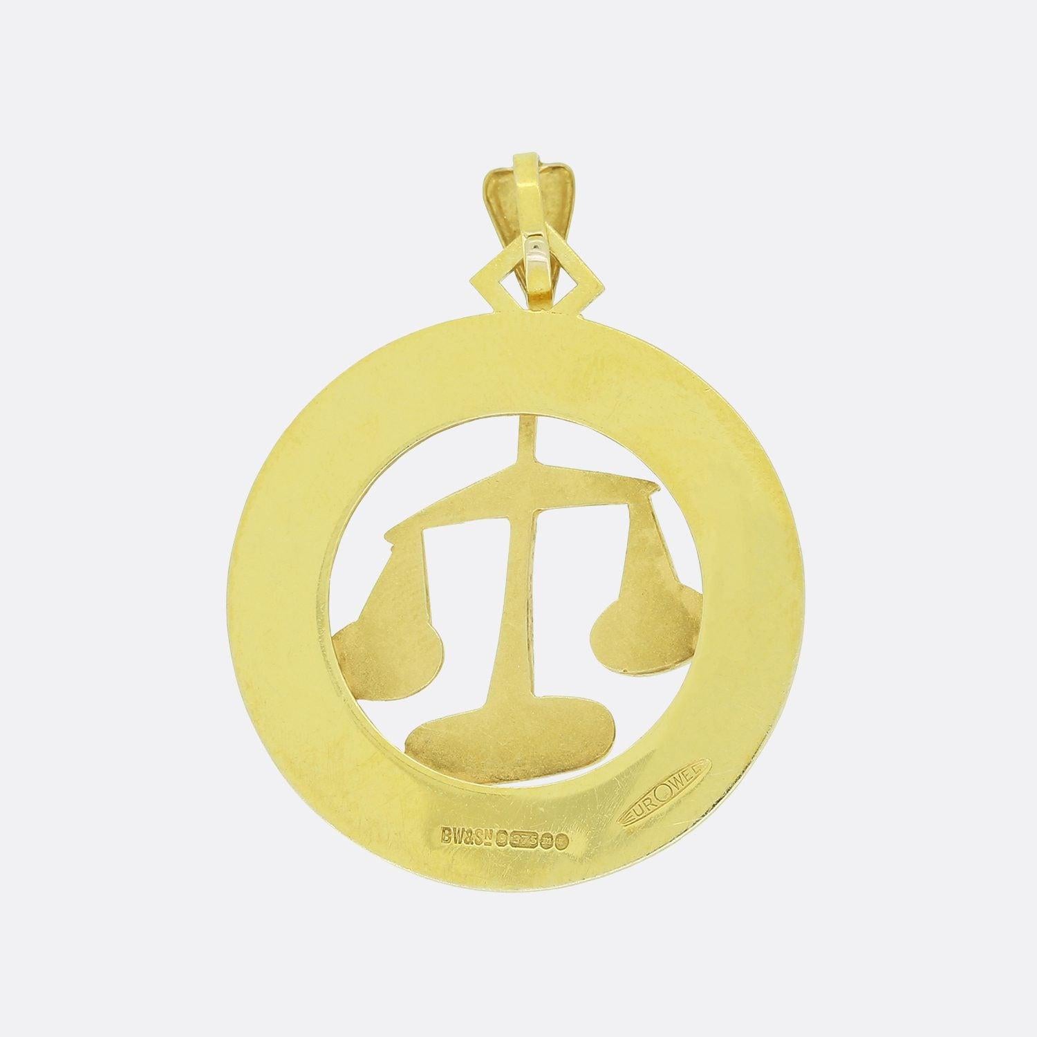 This is a vintage 9ct yellow gold zodiac pendant. The pendant features libra scales in the centre which is surrounded by a textured circular border.

Condition: Used (Very Good)
Weight: 4.4 grams
Dimensions: 28mm x 28mm x 2.5mm (not including the