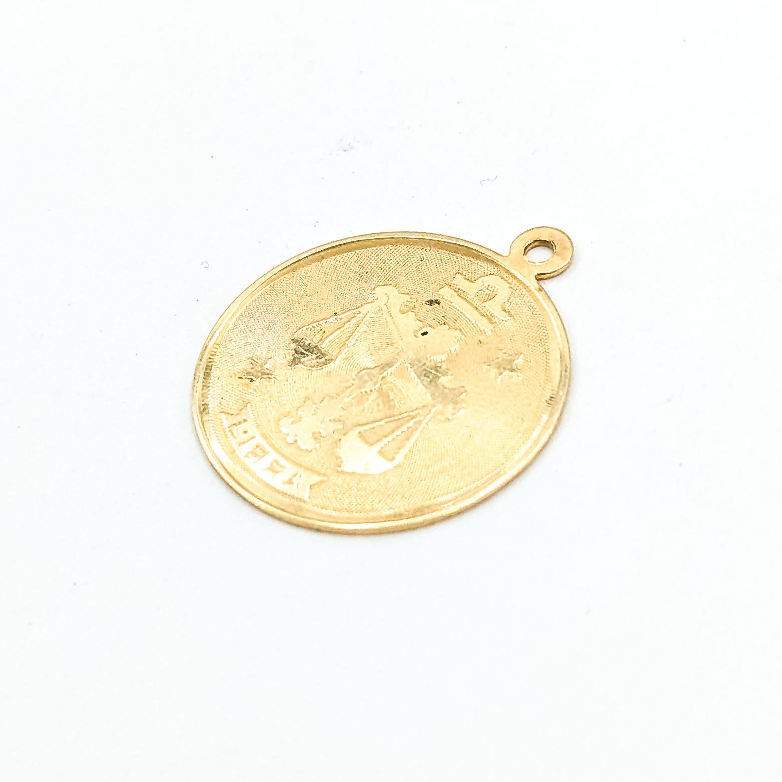 Contemporain Pendentif Vintage Libra Zodiac en or jaune 14k en vente