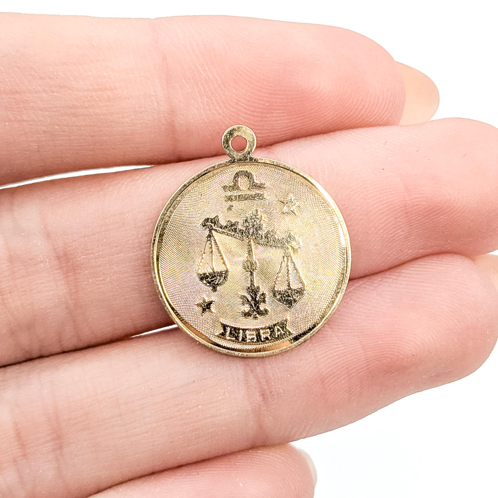 Pendentif Vintage Libra Zodiac en or jaune 14k Excellent état - En vente à Bloomington, MN