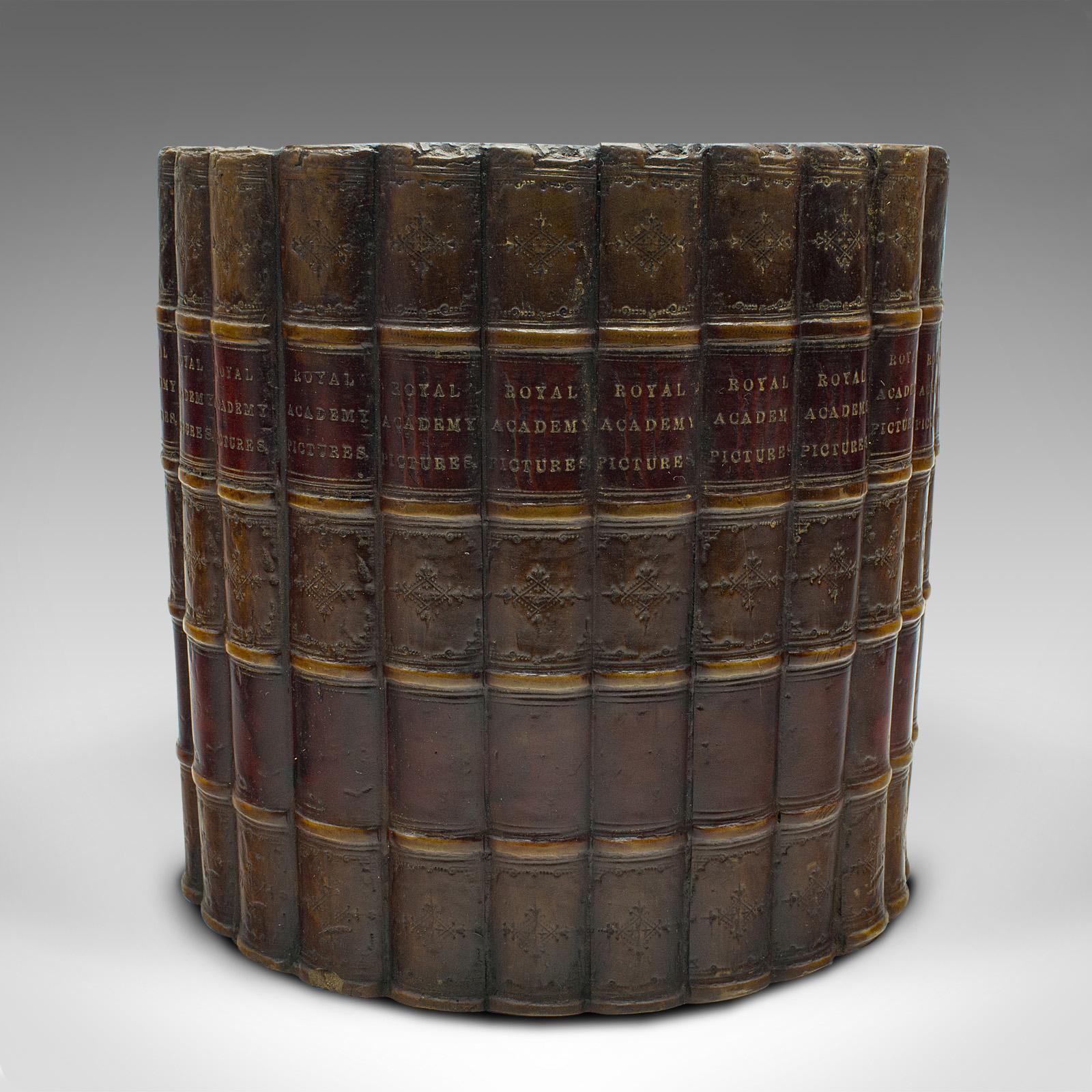 
Il s'agit d'une poubelle de bibliothèque vintage. Panier à livres anglais en cuir composite, datant de la fin du 20e siècle, vers 1980.

Une forme de livre fascinante pour cette poubelle distinctive - idéale pour une bibliothèque à