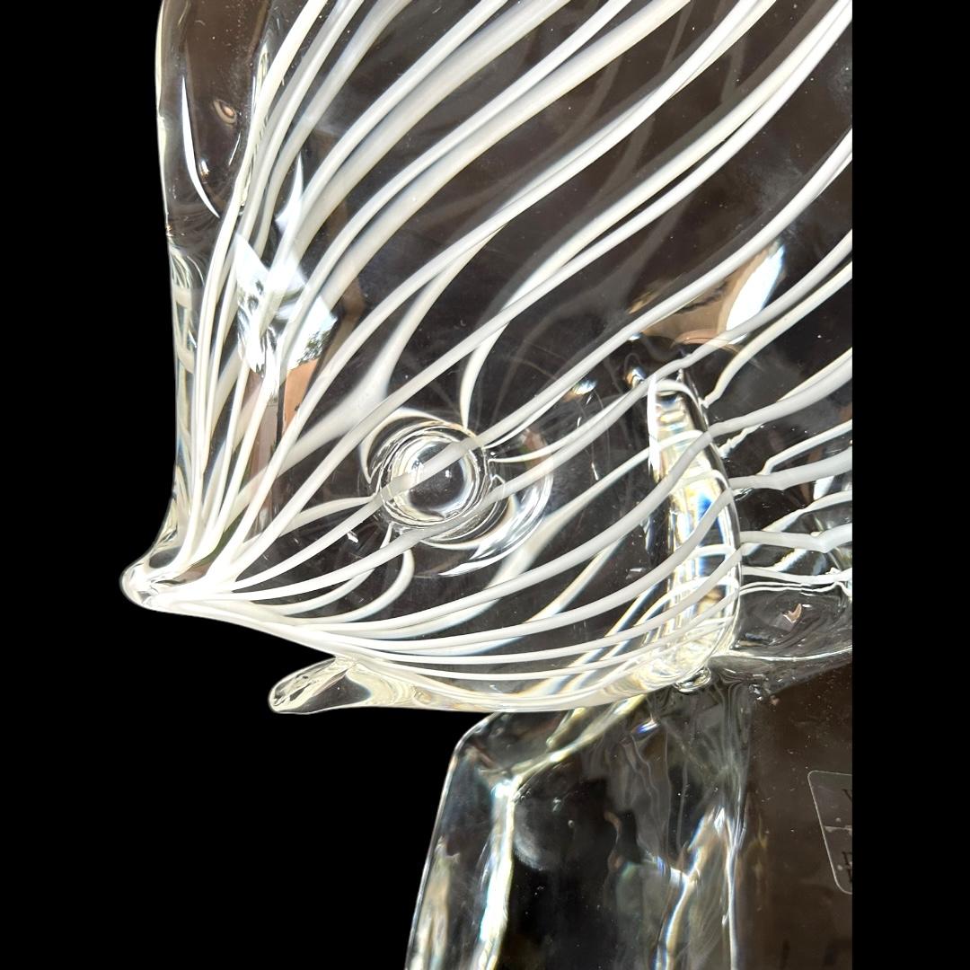 Mid-Century moderno Scultura di pesce d'epoca Licio Zanetti Murano a strisce bianche e trasparenti in vendita