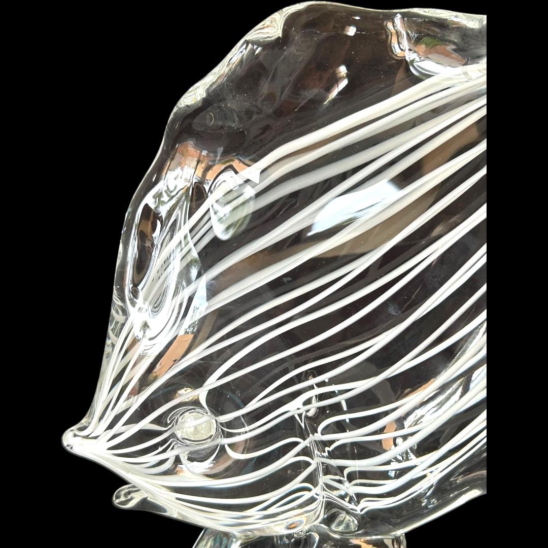 Vetro artistico Scultura di pesce d'epoca Licio Zanetti Murano a strisce bianche e trasparenti in vendita