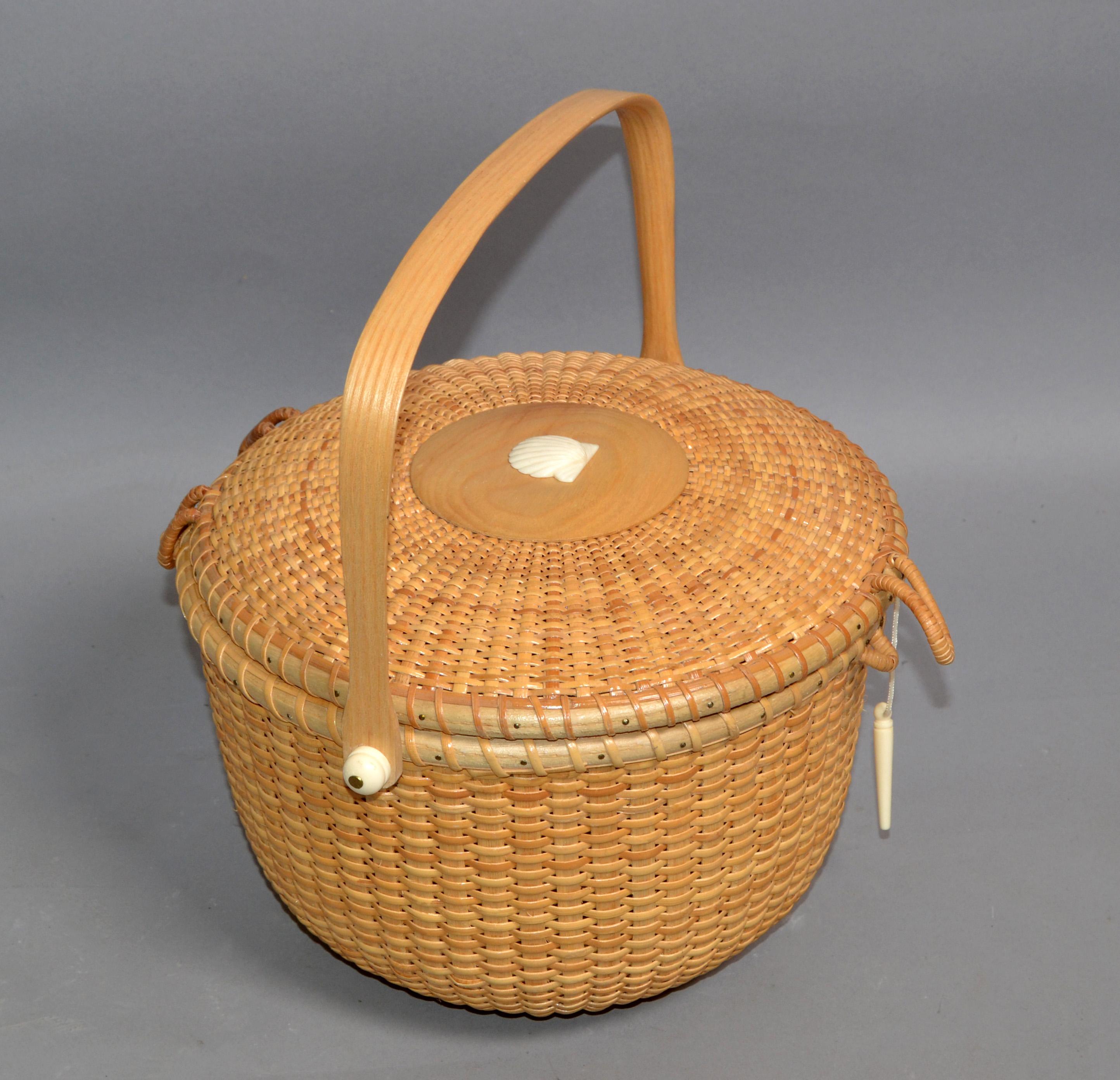 Artisanat Panier à couvercle vintage en bambou et rotin tressé à la main avec motif coquillages nautiques, 1980 en vente