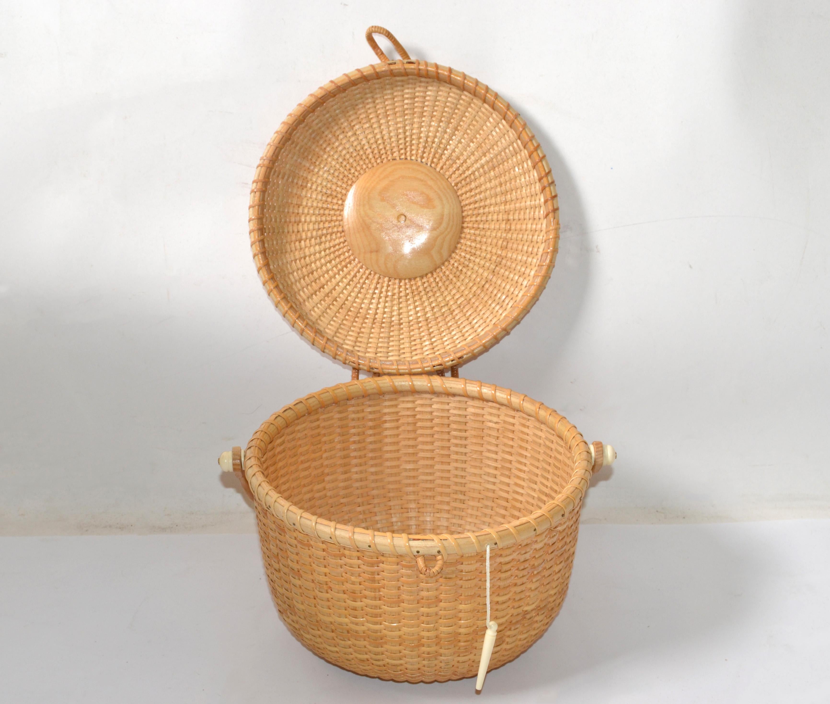 Vintage-Korb mit Deckel aus handgewebtem Bambus und handgewebtem Rattan mit nautischer Muschel, 1980 (amerikanisch) im Angebot