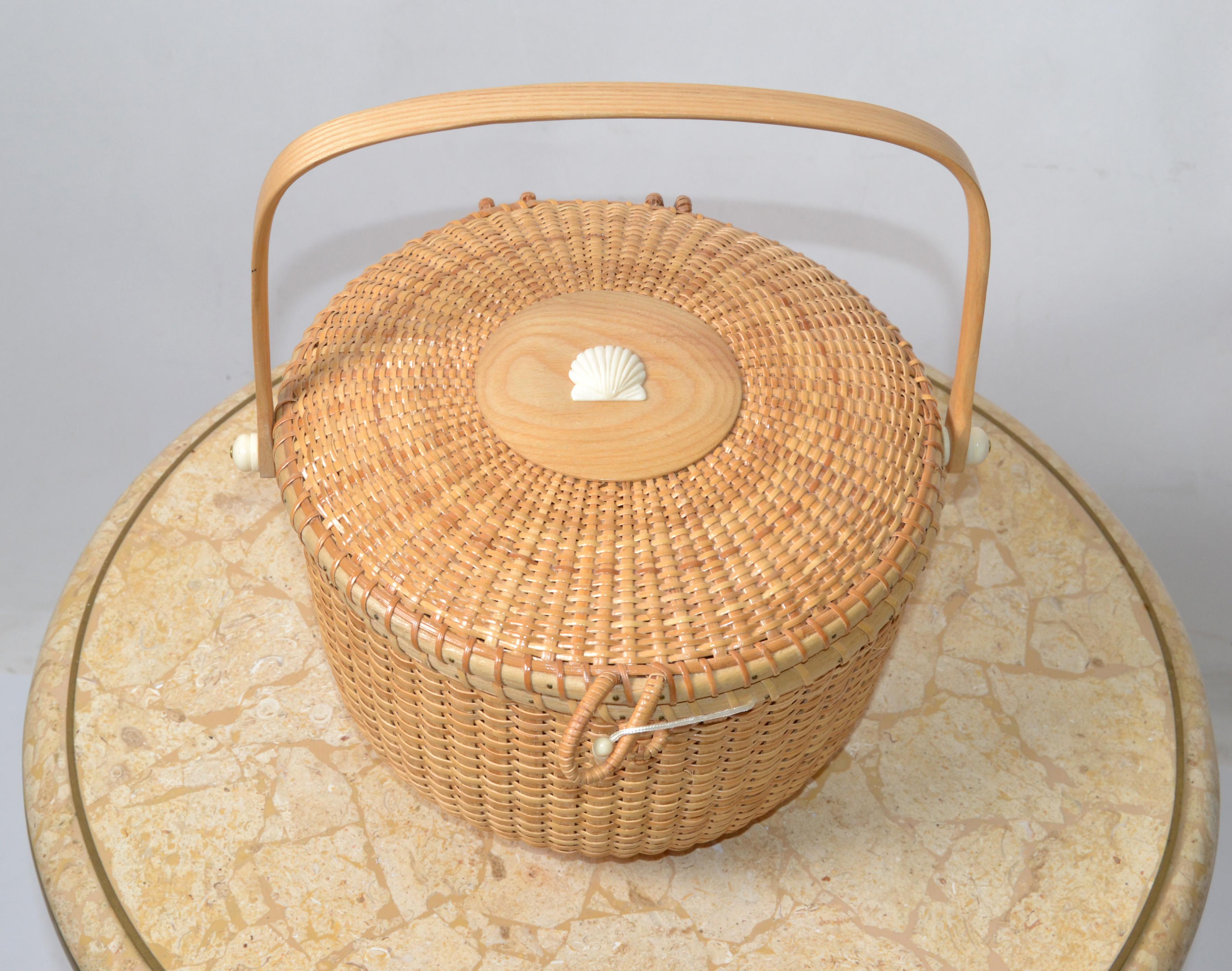 Panier à couvercle vintage en bambou et rotin tressé à la main avec motif coquillages nautiques, 1980 en vente 1