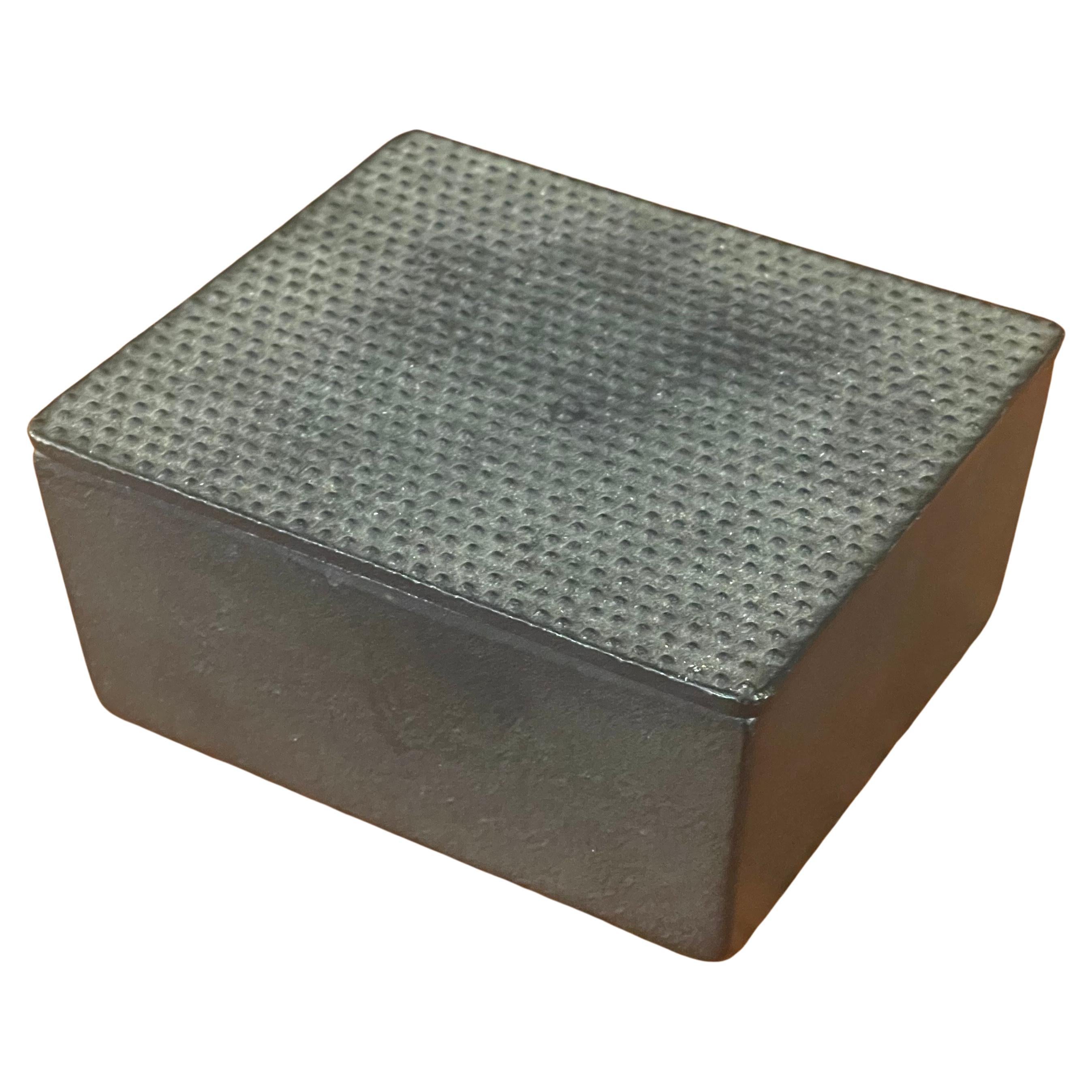 Caja de cerillas vintage de hierro con tapa