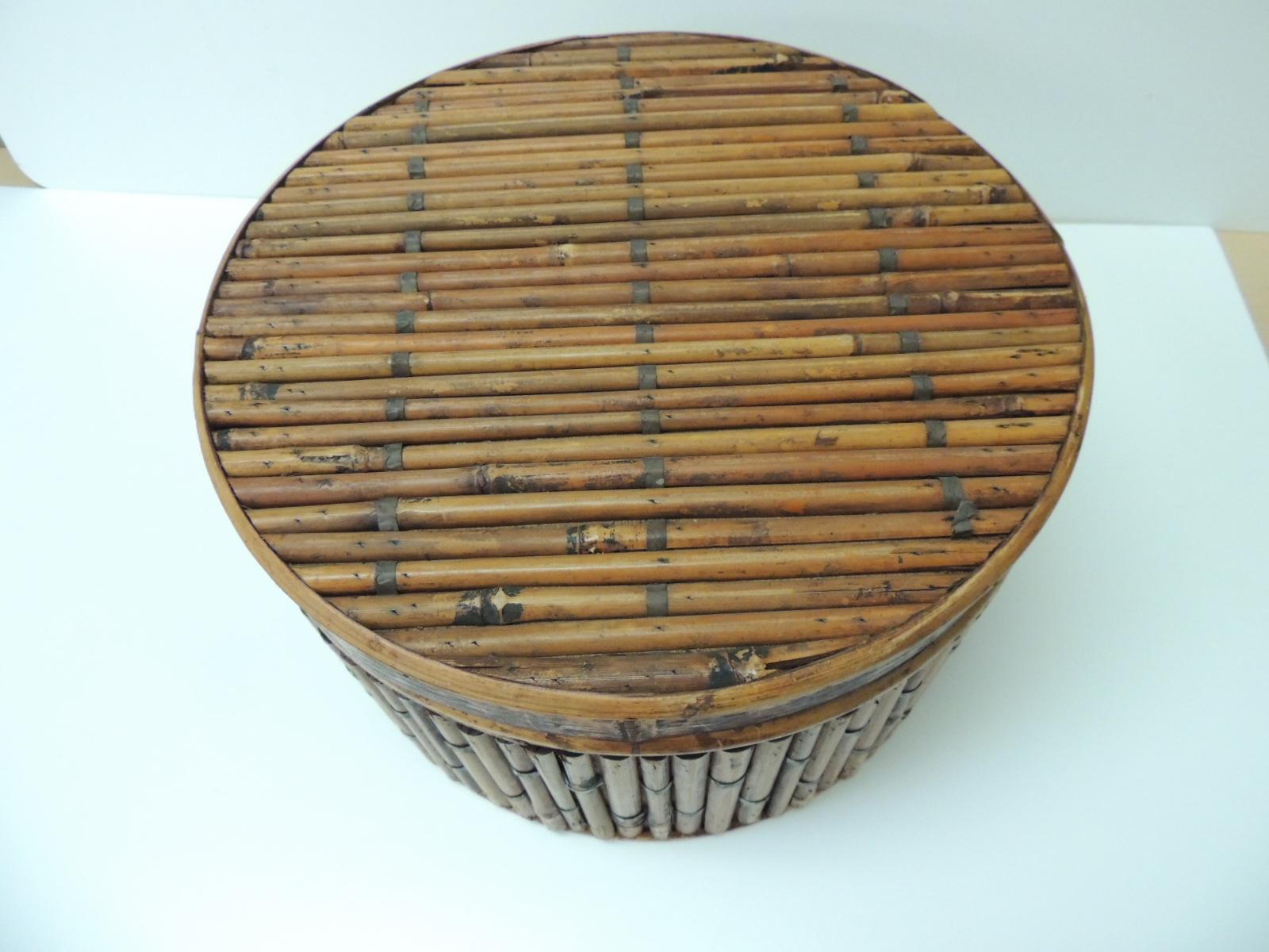 Vintage lidded round artisanal bamboo box with brass fittings
Size: 14.5 D x 7.5 H
Indonesia, 1980s.
