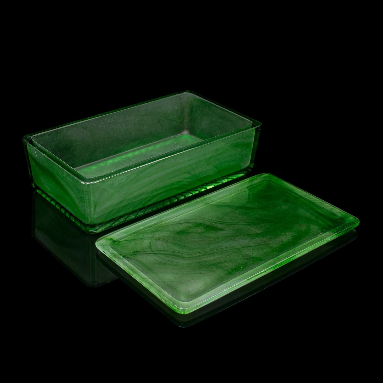 
Dies ist eine Vintage-Seifenschale mit Deckel. Ein englisches Badezimmer-Tablett aus Kunstglas im Art-Déco-Stil, aus dem frühen 20. Jahrhundert, um 1930.

Wunderschönes grünes Glas mit ansprechender dekorativer Oberfläche
Zeigt eine wünschenswerte