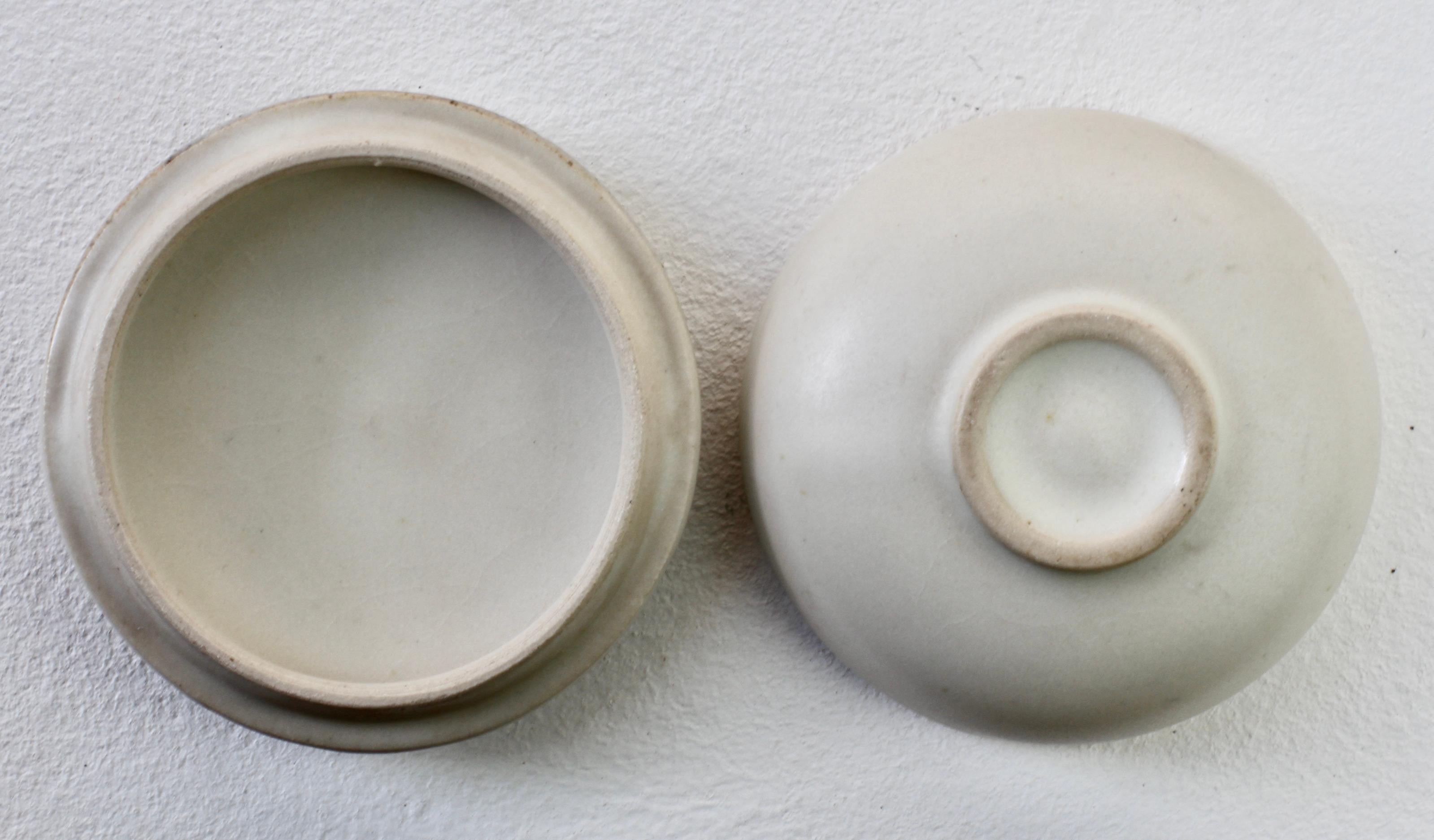 Wonderful, decorative little studio art pottery lidded bowl, jar or dish in the style of British studio ceramic artist Maggie Barnes. Wonderful organic fossil like form and pattern with the textured look and feel in a lovely light grey/beige.