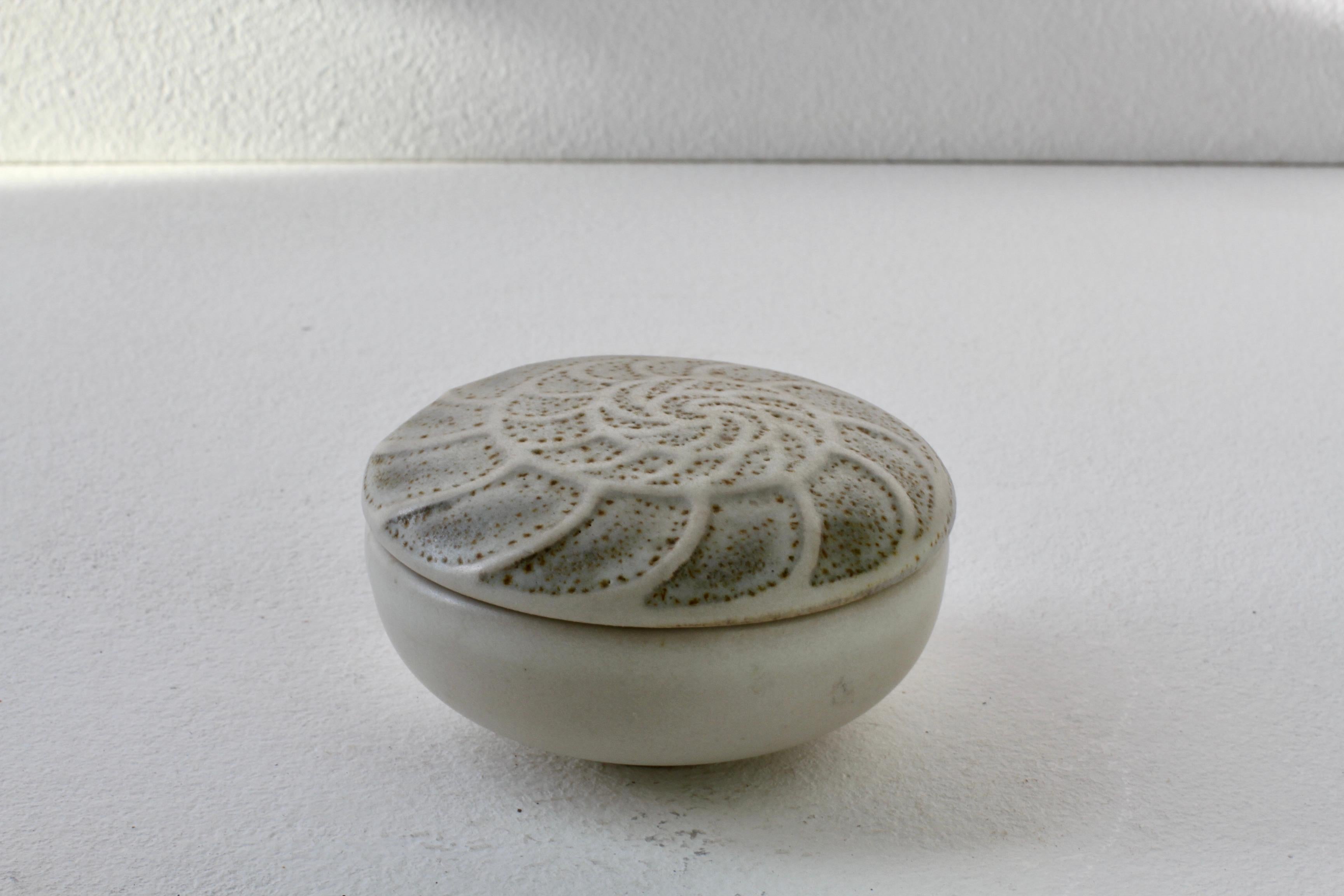 Vintage Lidded Studio Pottery UFO Organic Biomorphic Fossil Shell Bowl or Dish In Excellent Condition For Sale In Landau an der Isar, Bayern