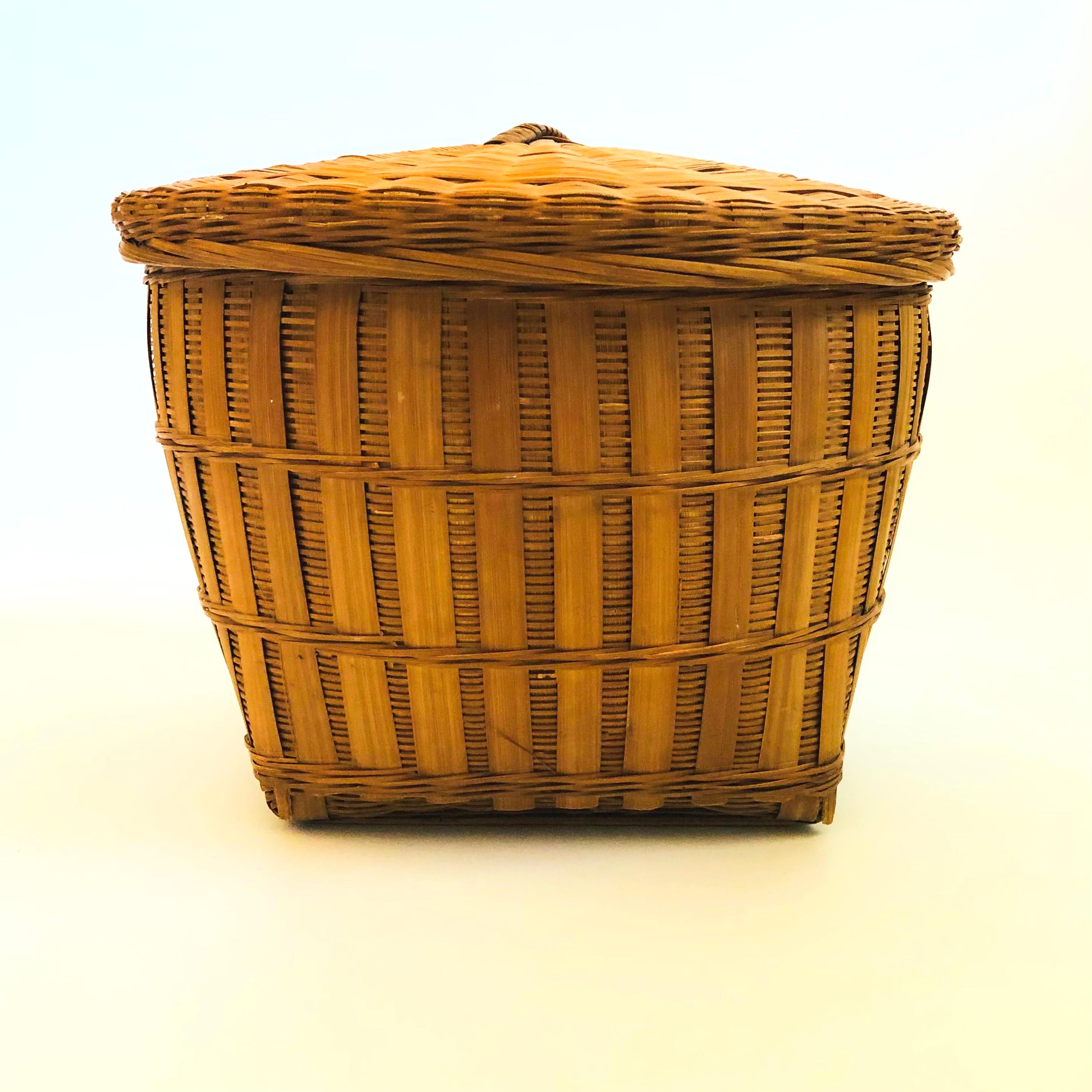 Cesta de mimbre con tapa vintage en Bueno estado para la venta en Fairfield, CA