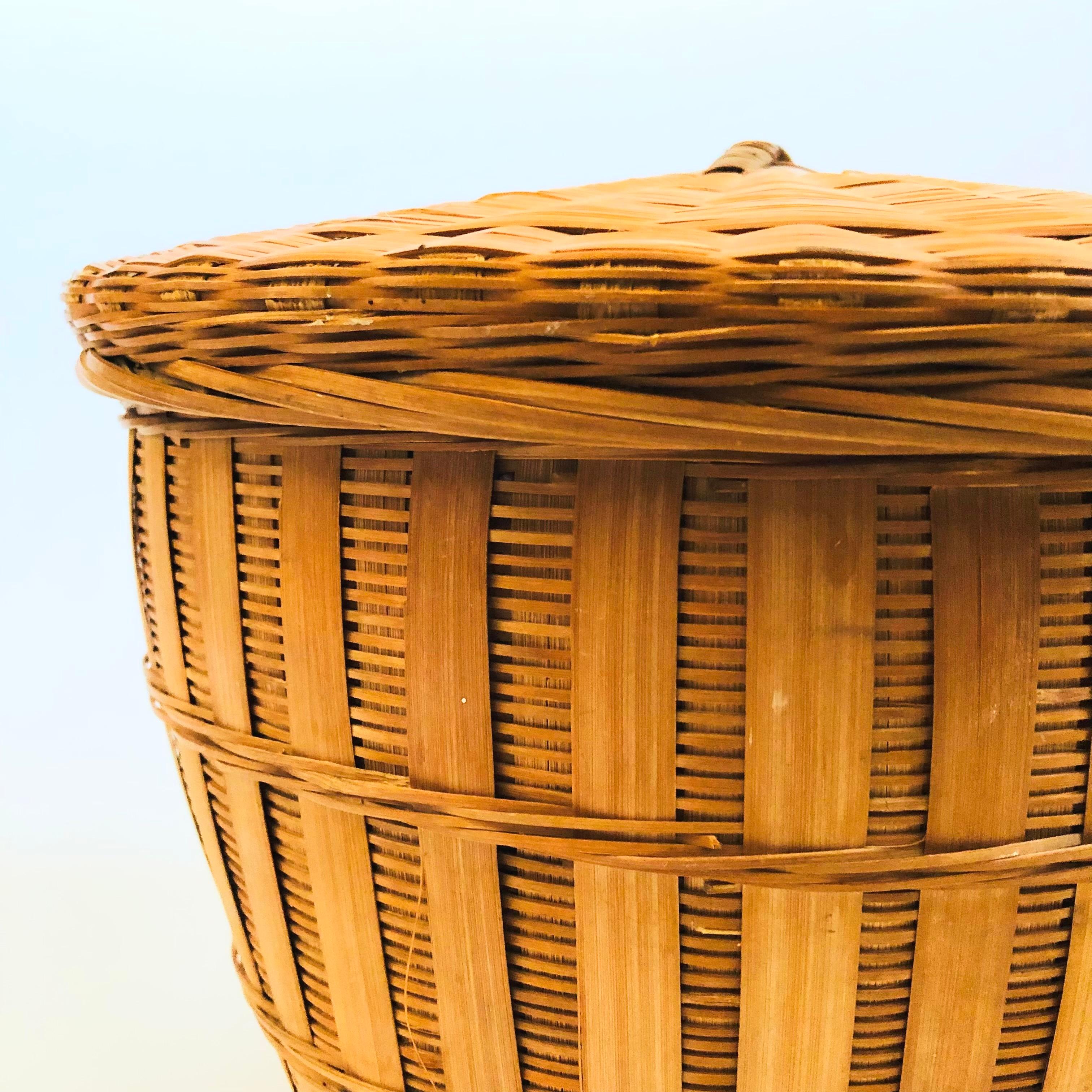 Cesta de mimbre con tapa vintage siglo XX en venta