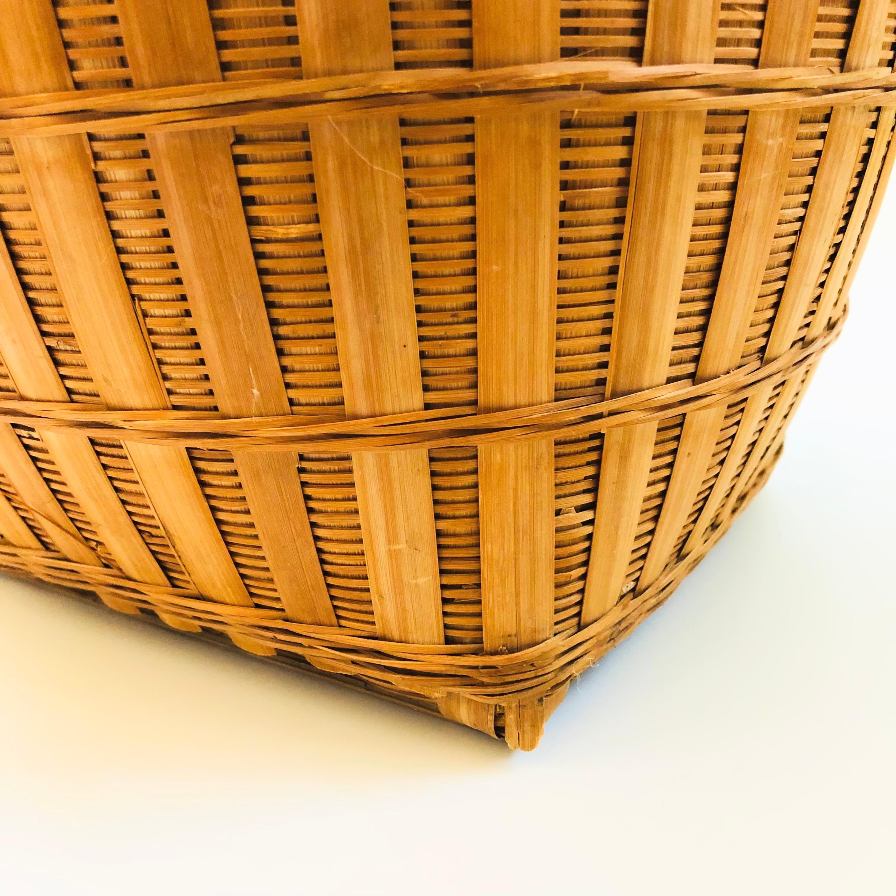 Cesta de mimbre con tapa vintage Mimbre en venta