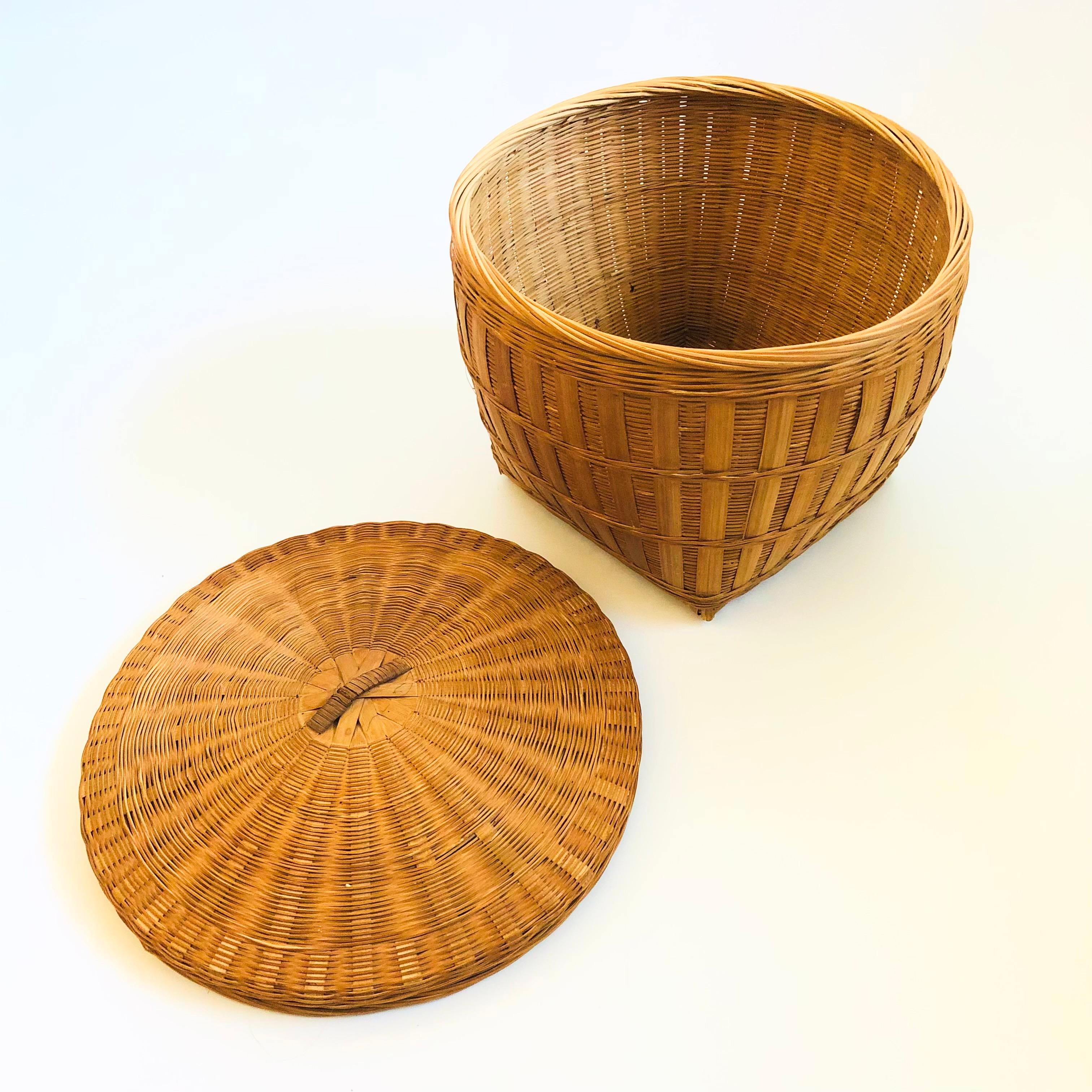 Cesta de mimbre con tapa vintage en venta 1