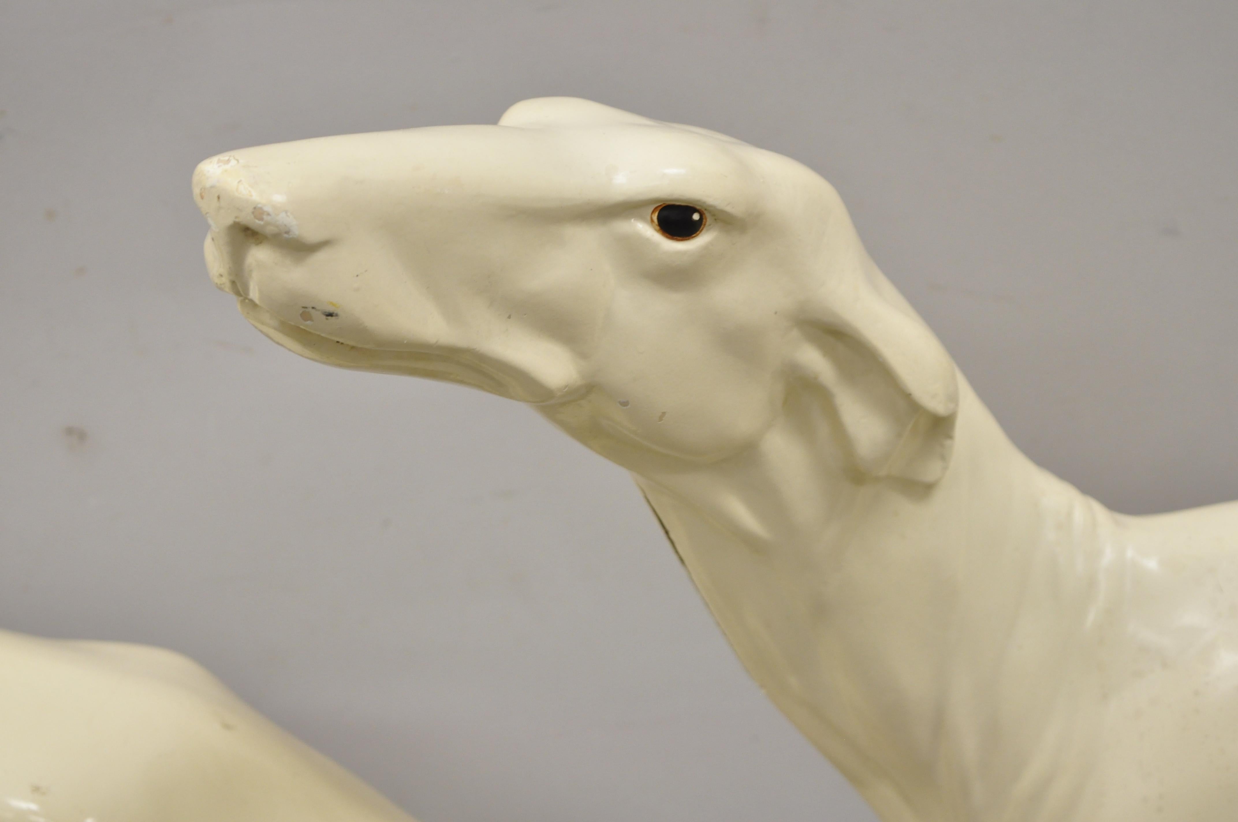 Nord-américain Vintage Life Fiberglass Greyhound Whippet Dog Statue Regency:: a Pair