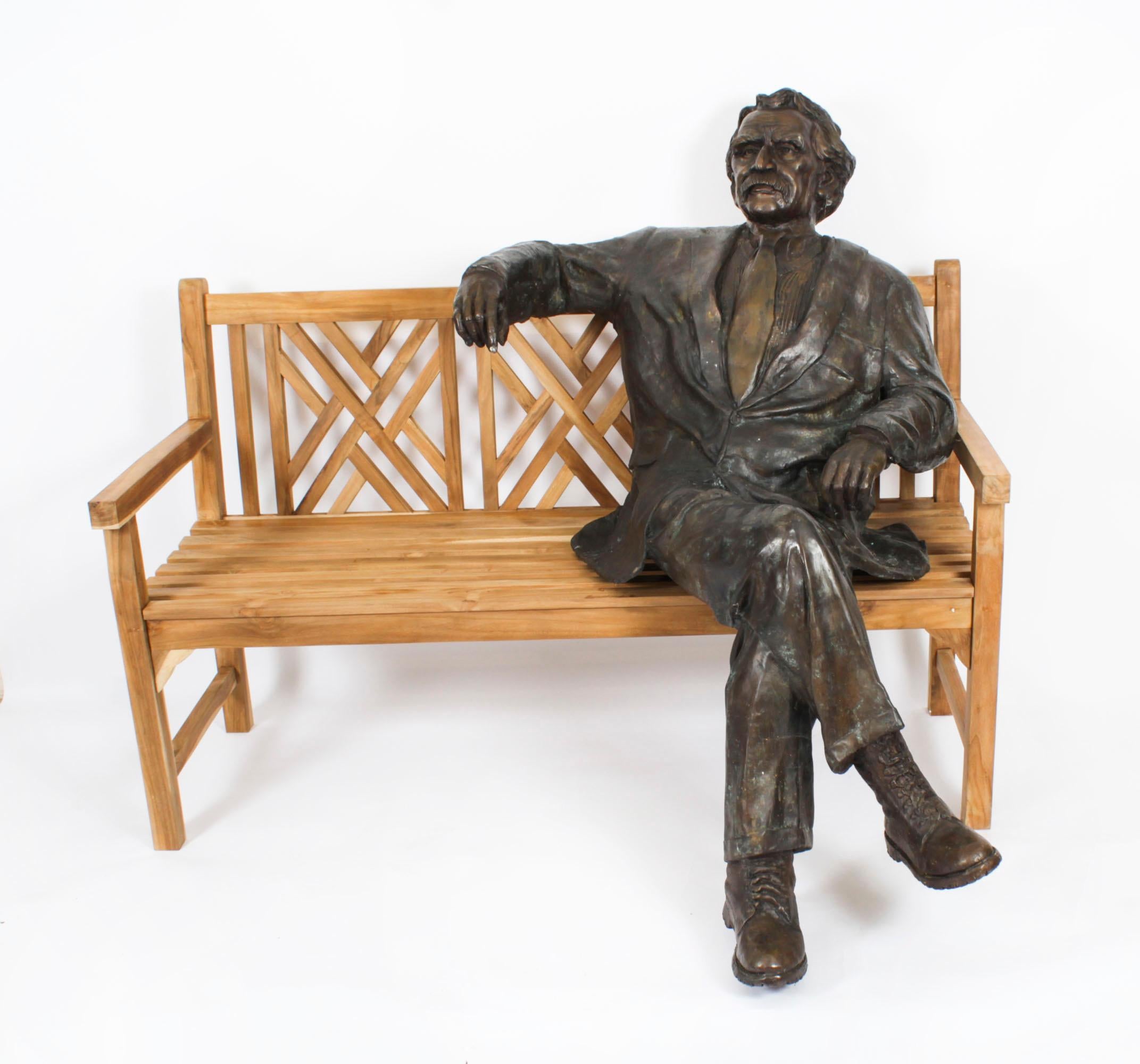 Il s'agit d'une spectaculaire statue en bronze d'époque, plus grande que nature, représentant le physicien théoricien d'origine allemande Albert Einstein, assis de manière détendue et informelle sur un banc d'extérieur mouillé, datant de la fin du