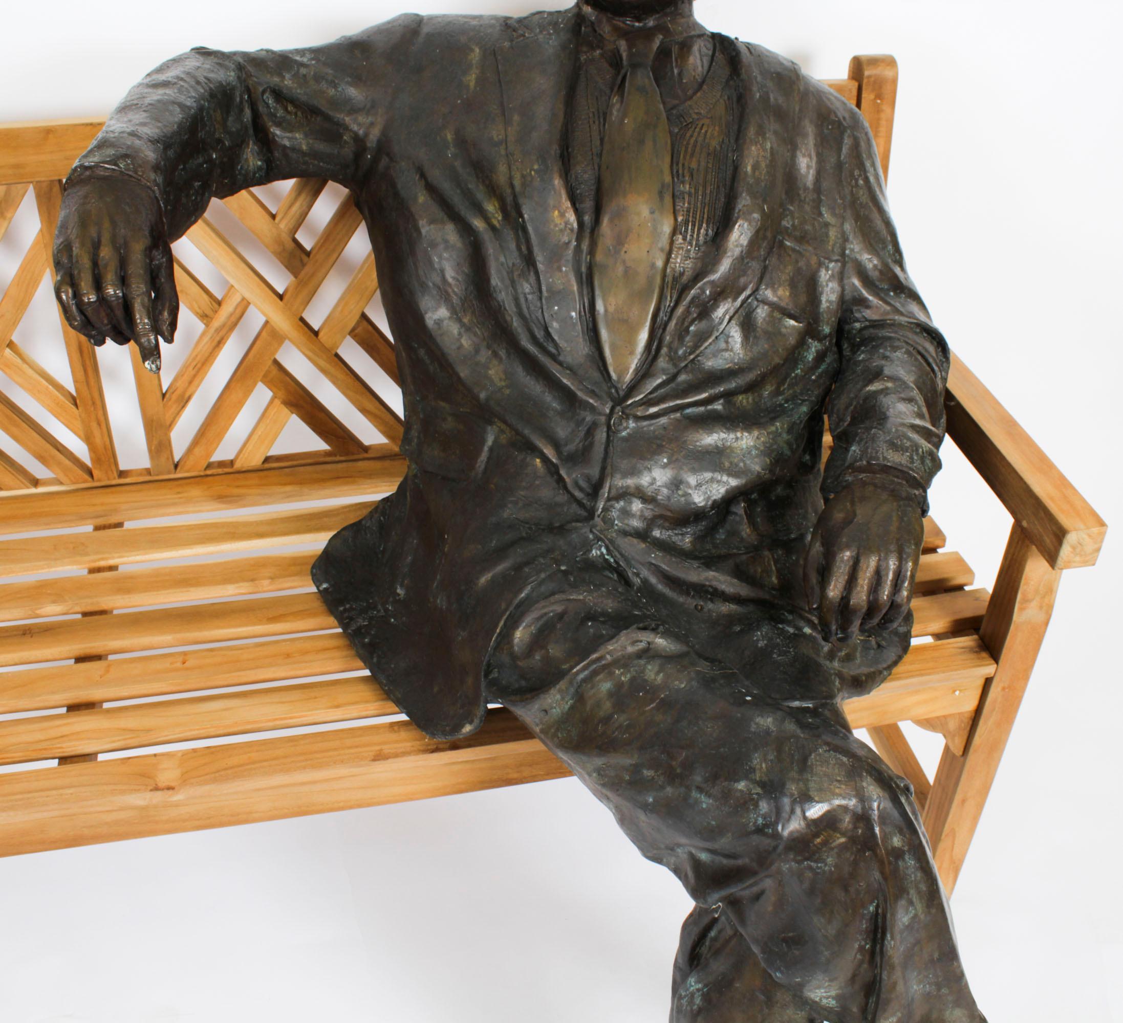 20ième siècle Vintage Bronze grandeur nature d'Albert Einstein sur un banc de jardin 20ème siècle en vente